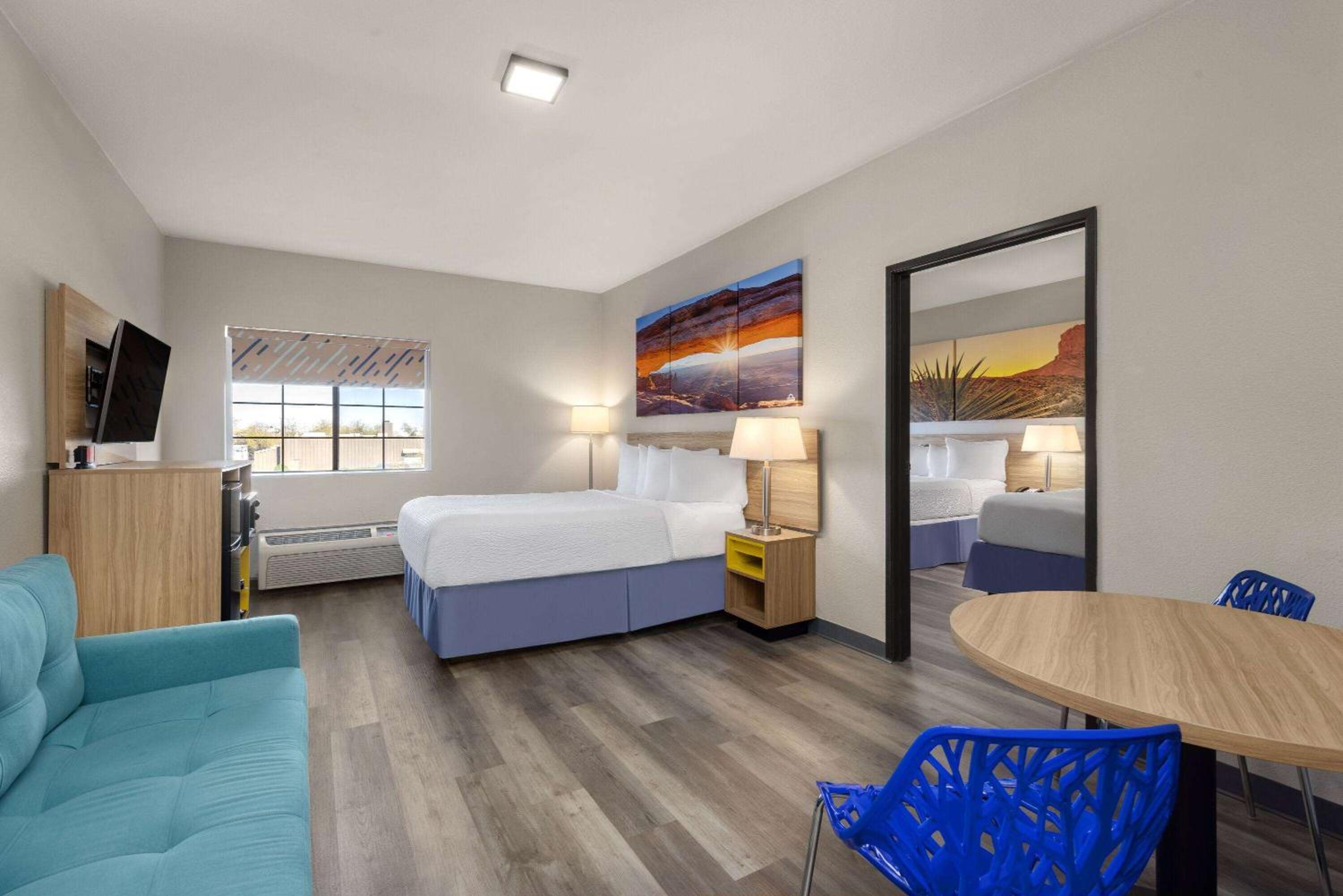 Suite One Bedroom with Three Queen Beds - Non-Smoking - Photo 1