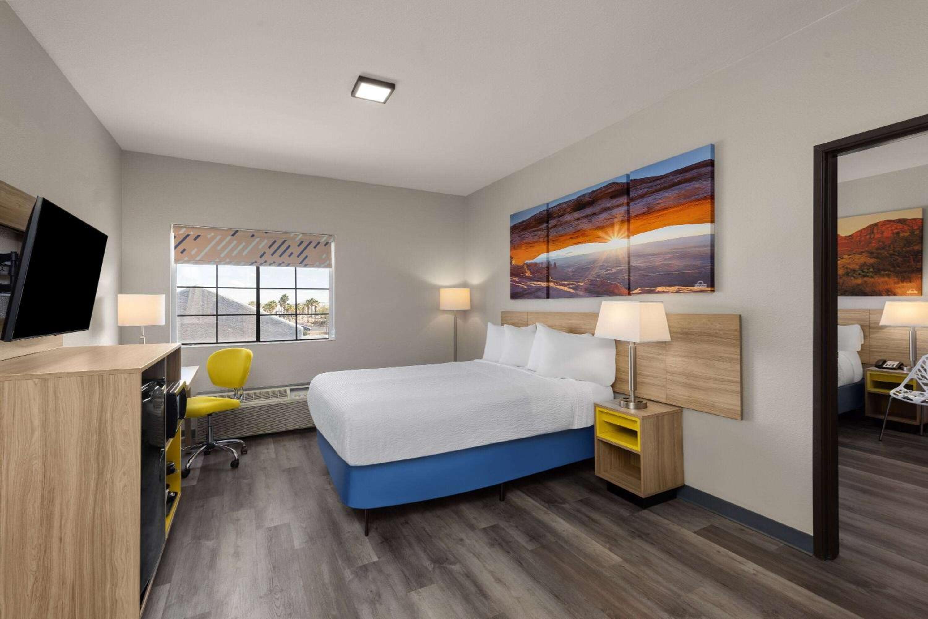 Suite One Bedroom with 1 King Bed and 1 Queen Bed, Non-Smoking photo 1