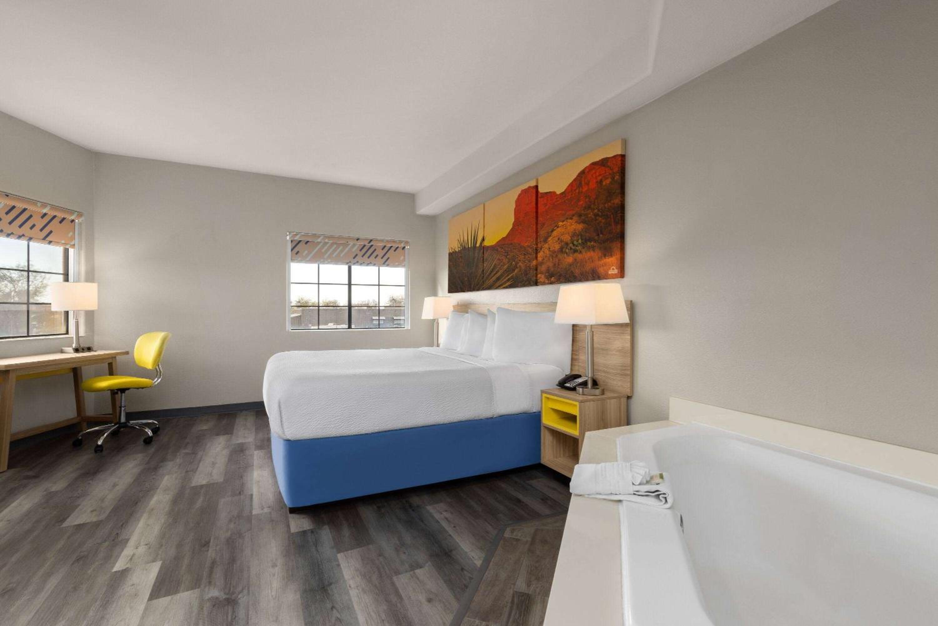 Deluxe King Suite - Non-Smoking - Photo 1