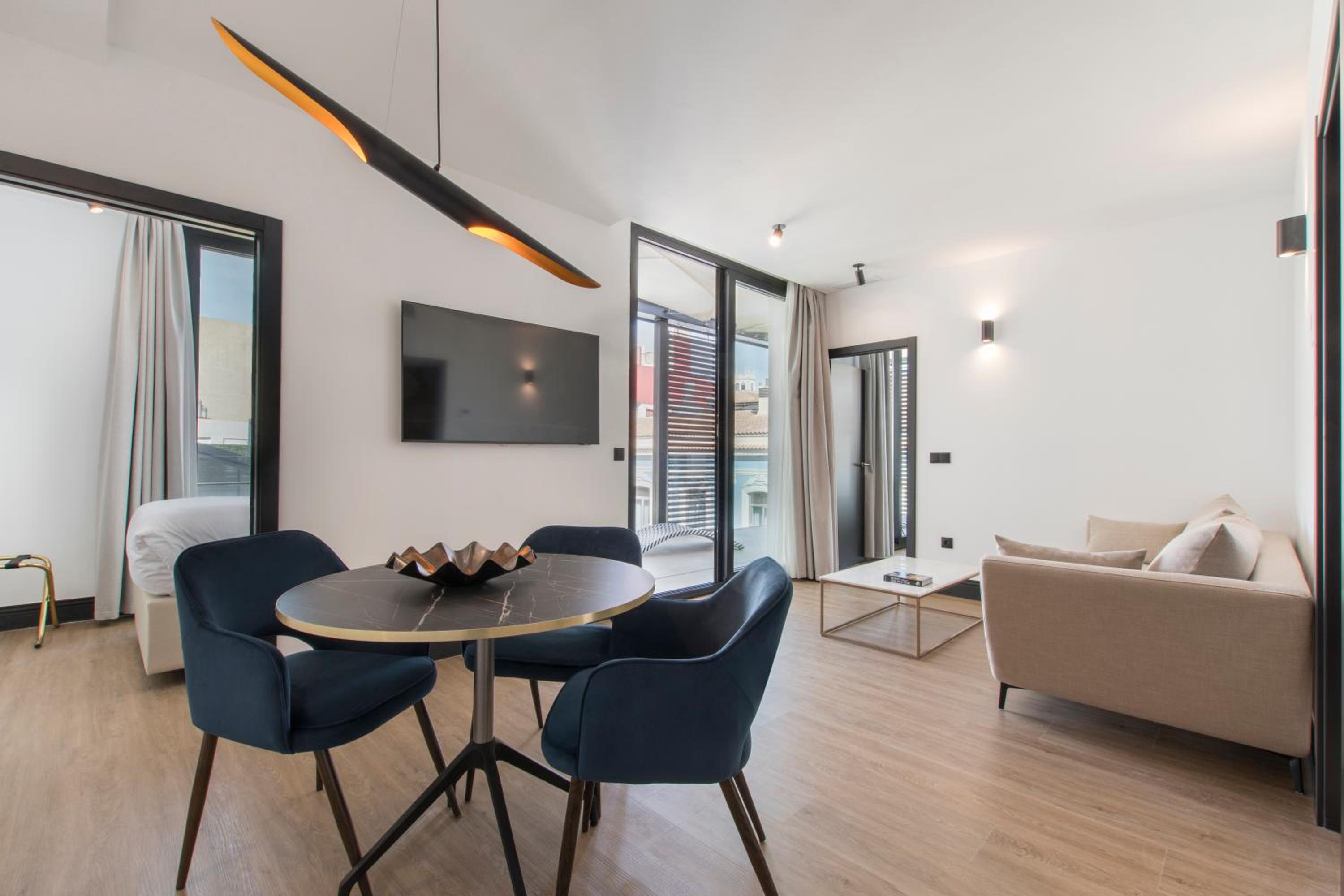 Two-Bedroom Apartment with Pool photo 2