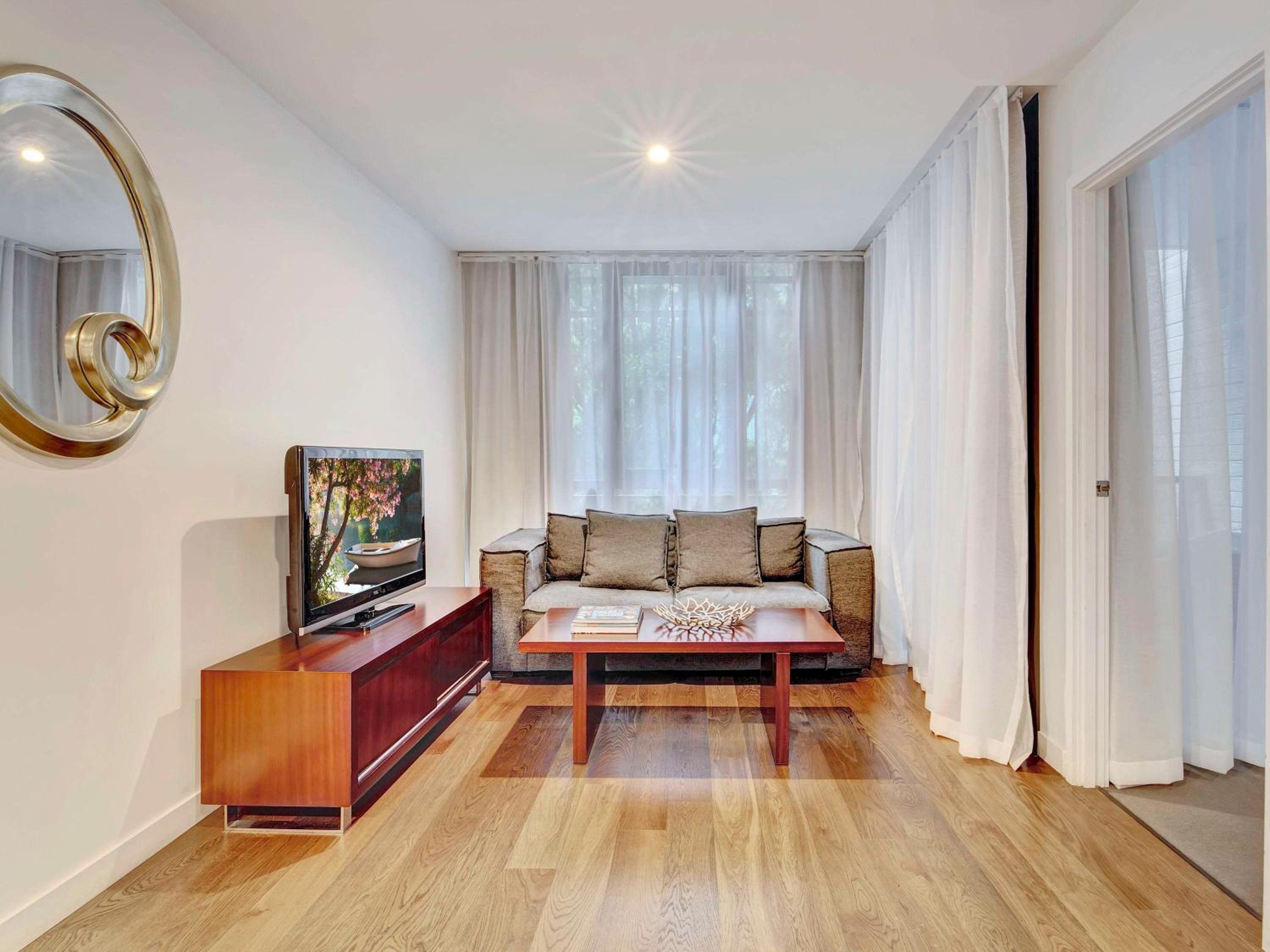 Two-Bedroom Apartment with One Queen Bed and One Double Bed
