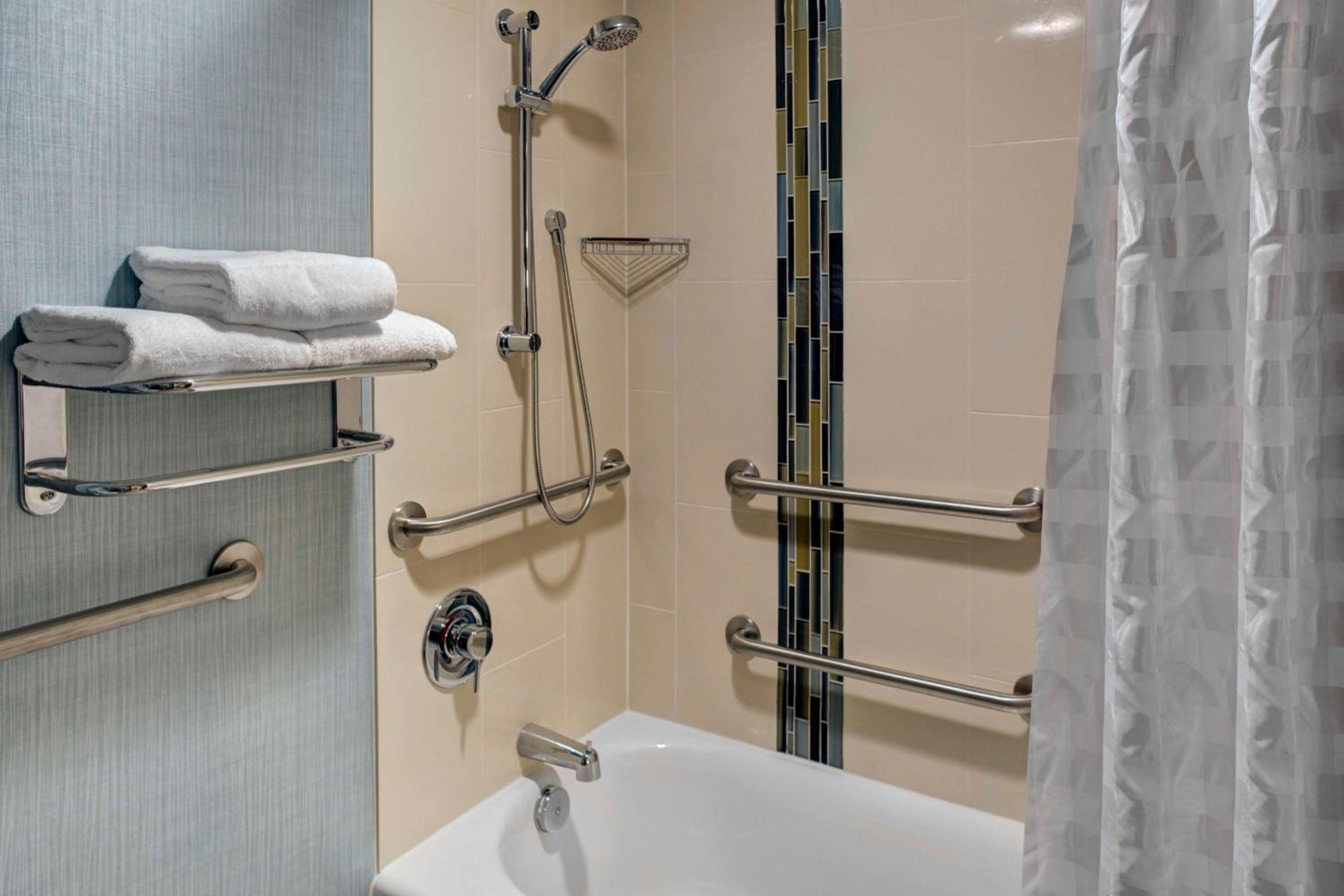 King Room with Sofa Bed and Accessible Tub - Disability Access - Photo 6