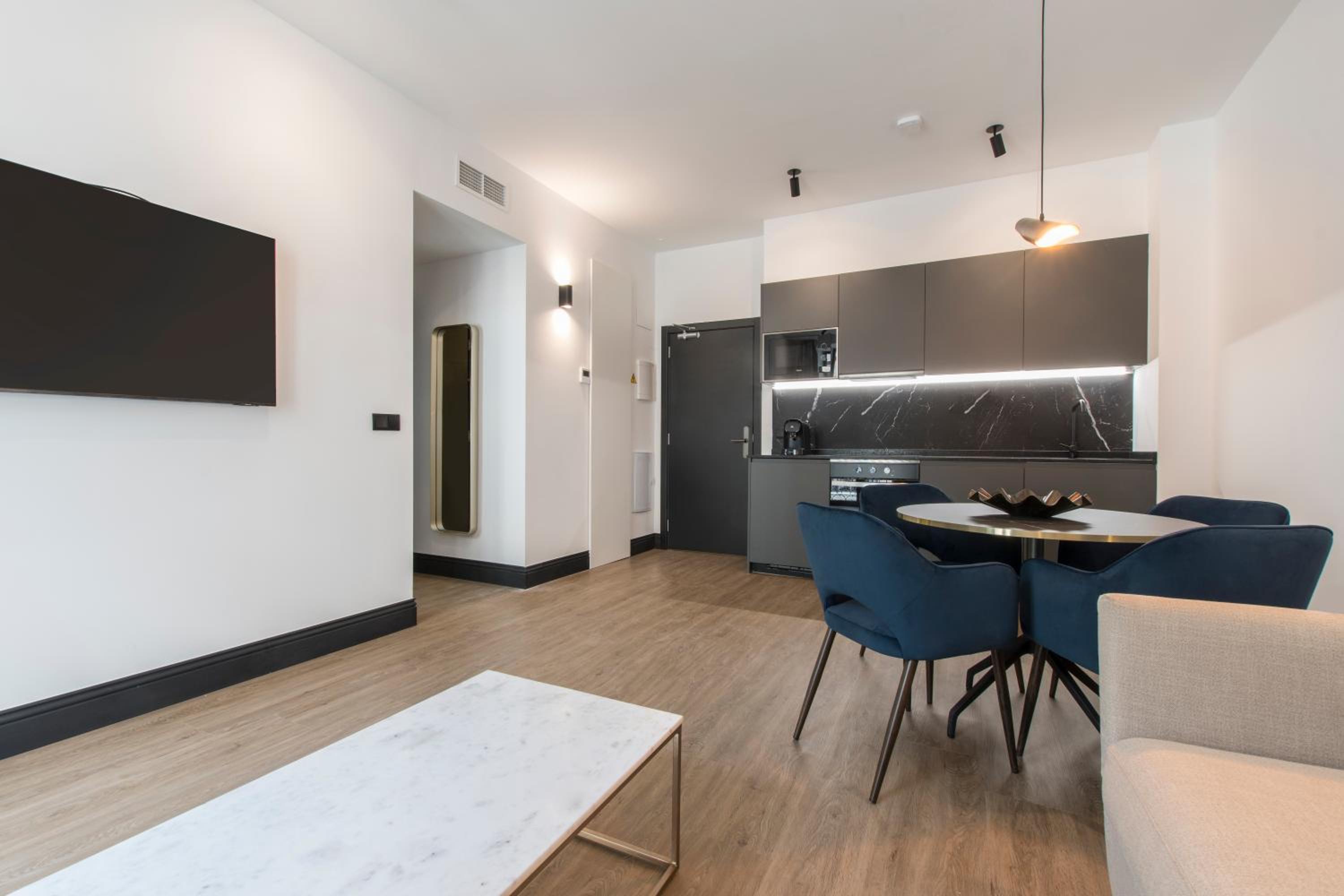 Deluxe Apartment photo 2