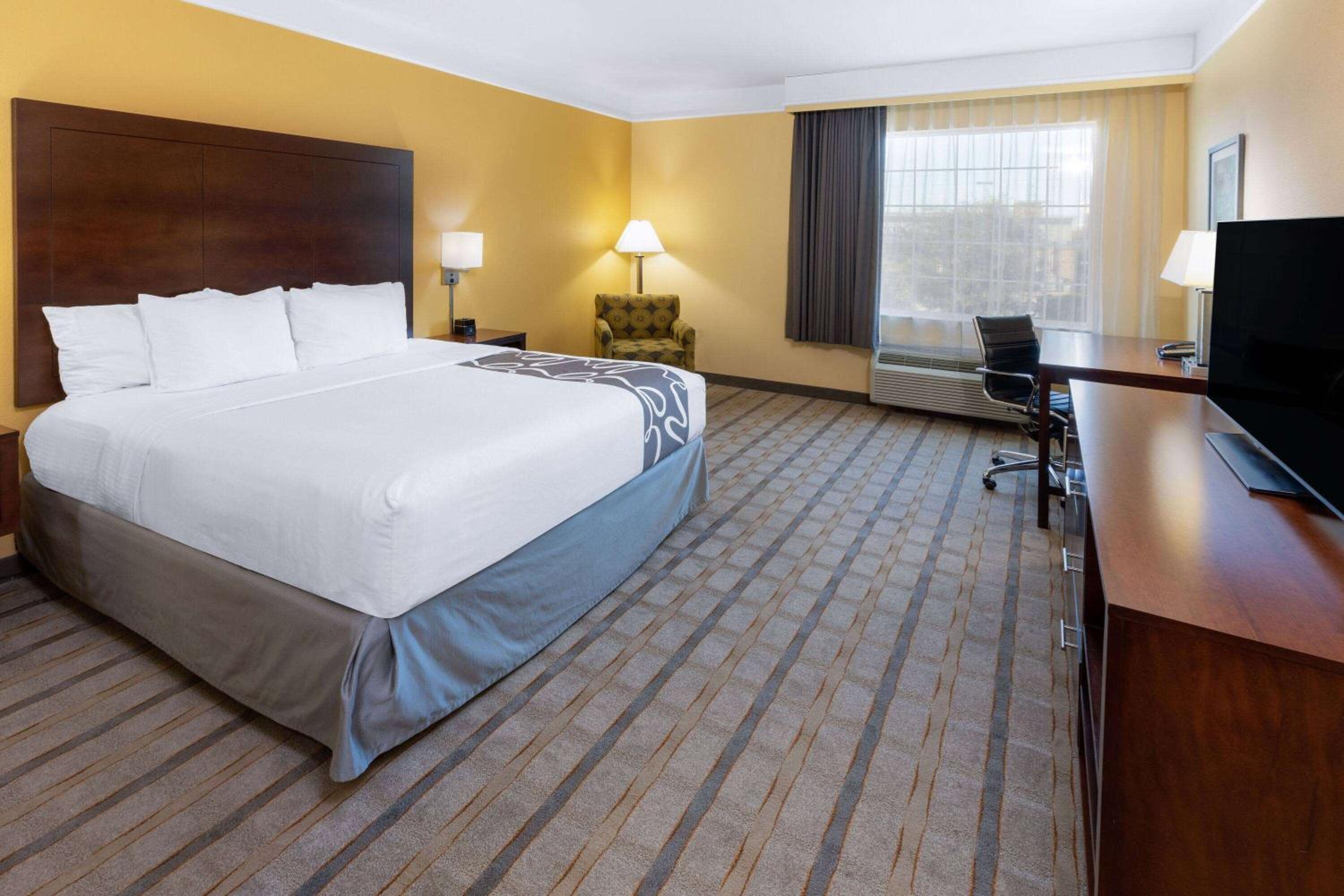 King Room with Bath Tub - Mobility/Hearing Accessible - Non-Smoking