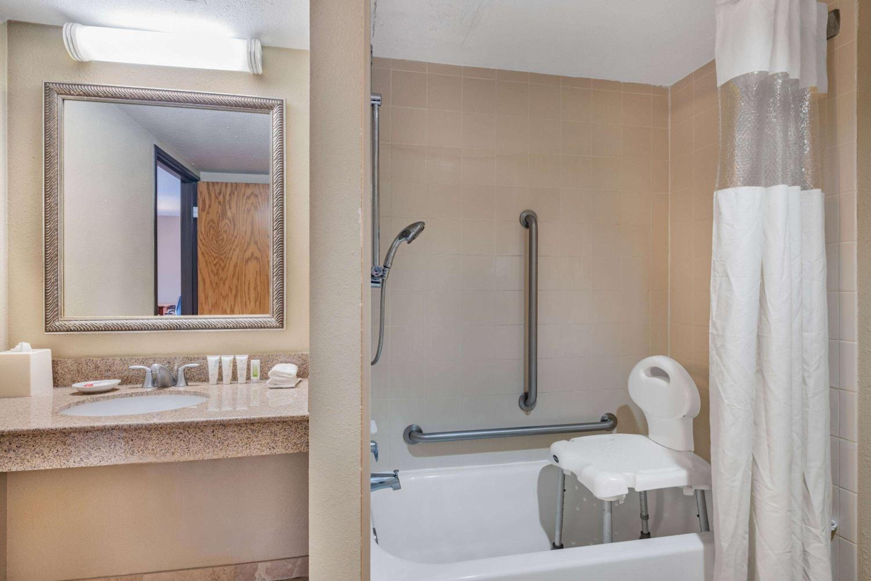 King Room with Mobility/Hearing Impaired Access - Non-Smoking - Photo 5