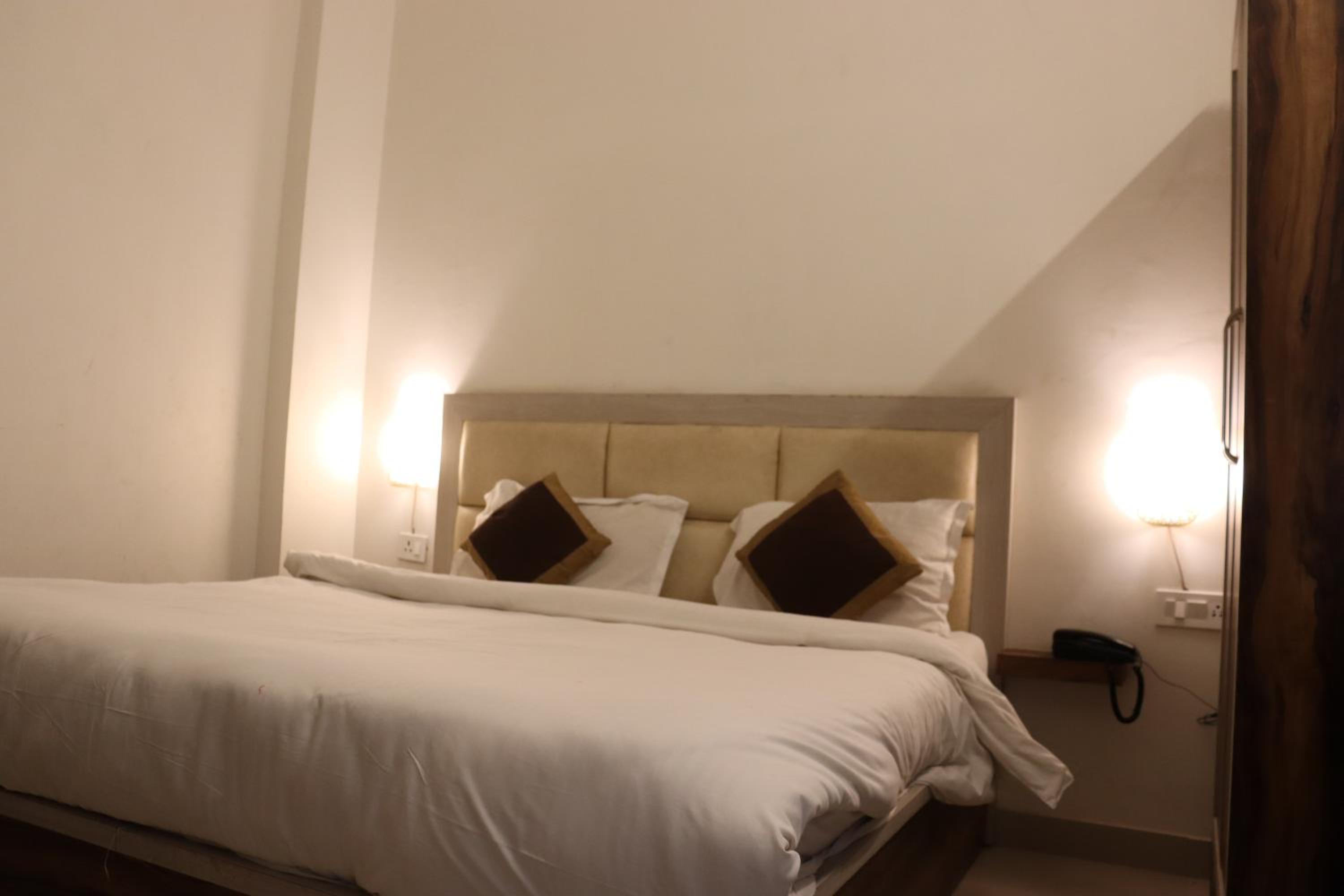 Deluxe Double Room - Photo 11