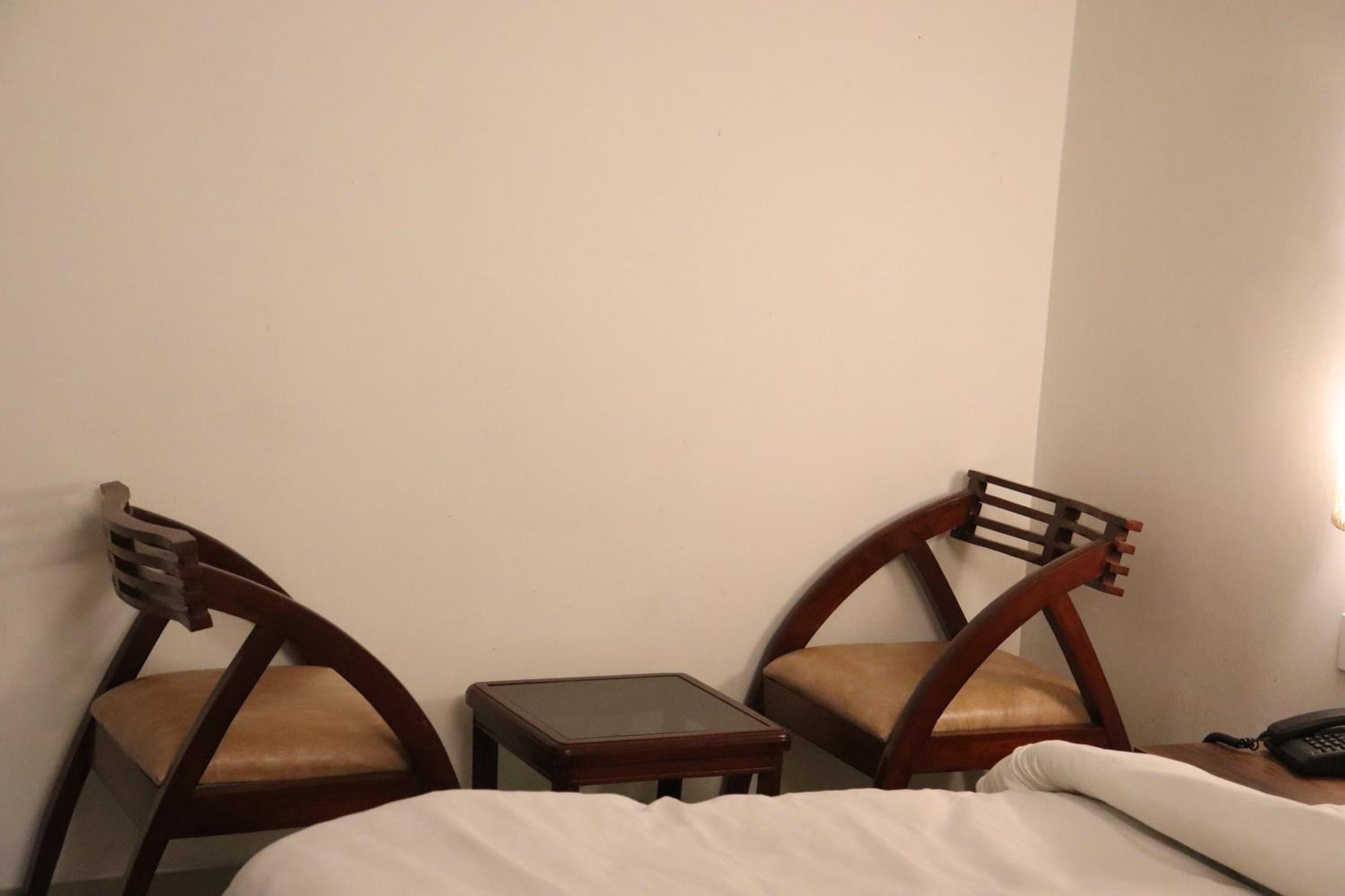 Standard King Room - Photo 9
