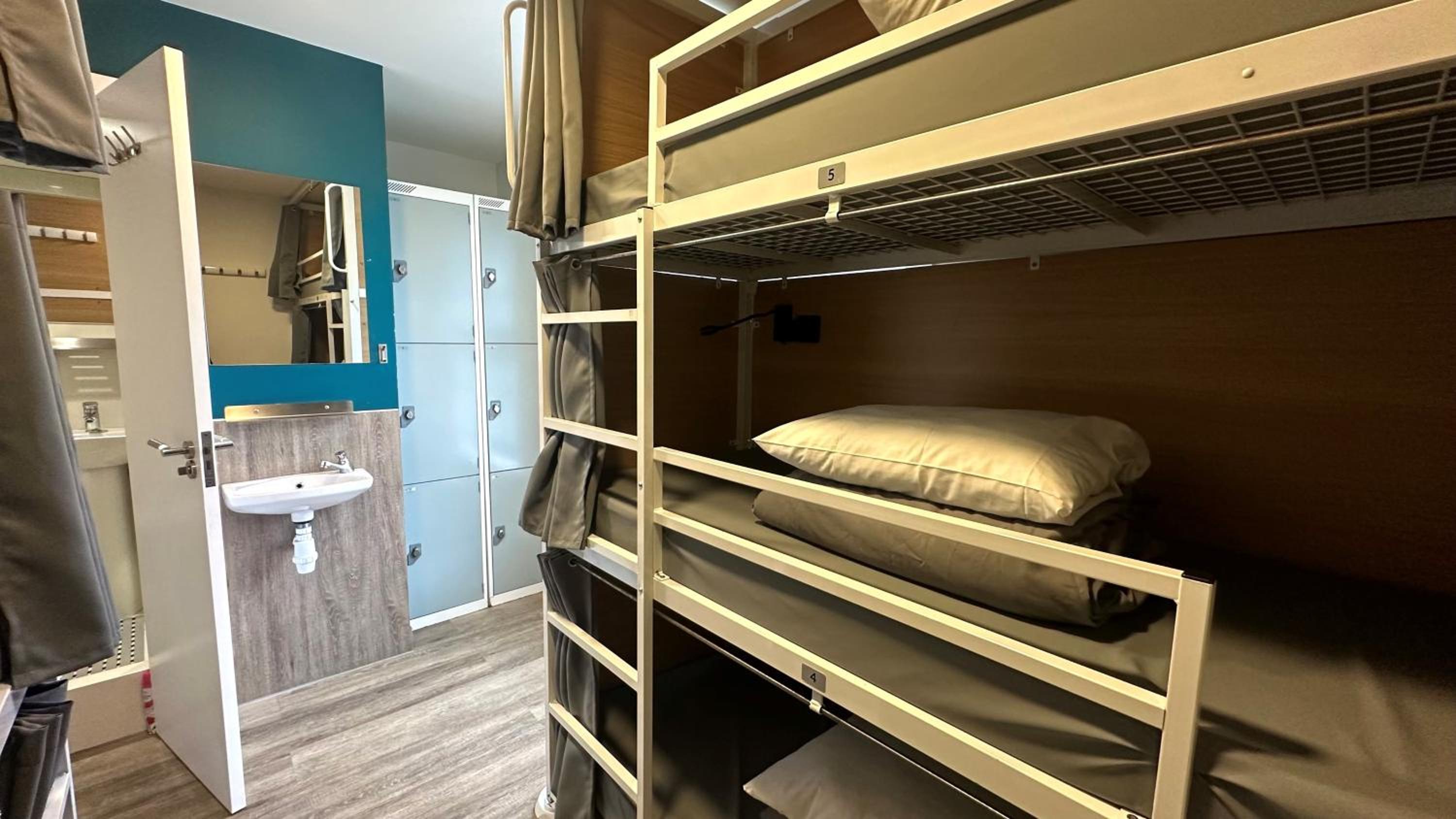 6-Bed Mixed Dormitory Room photo 1