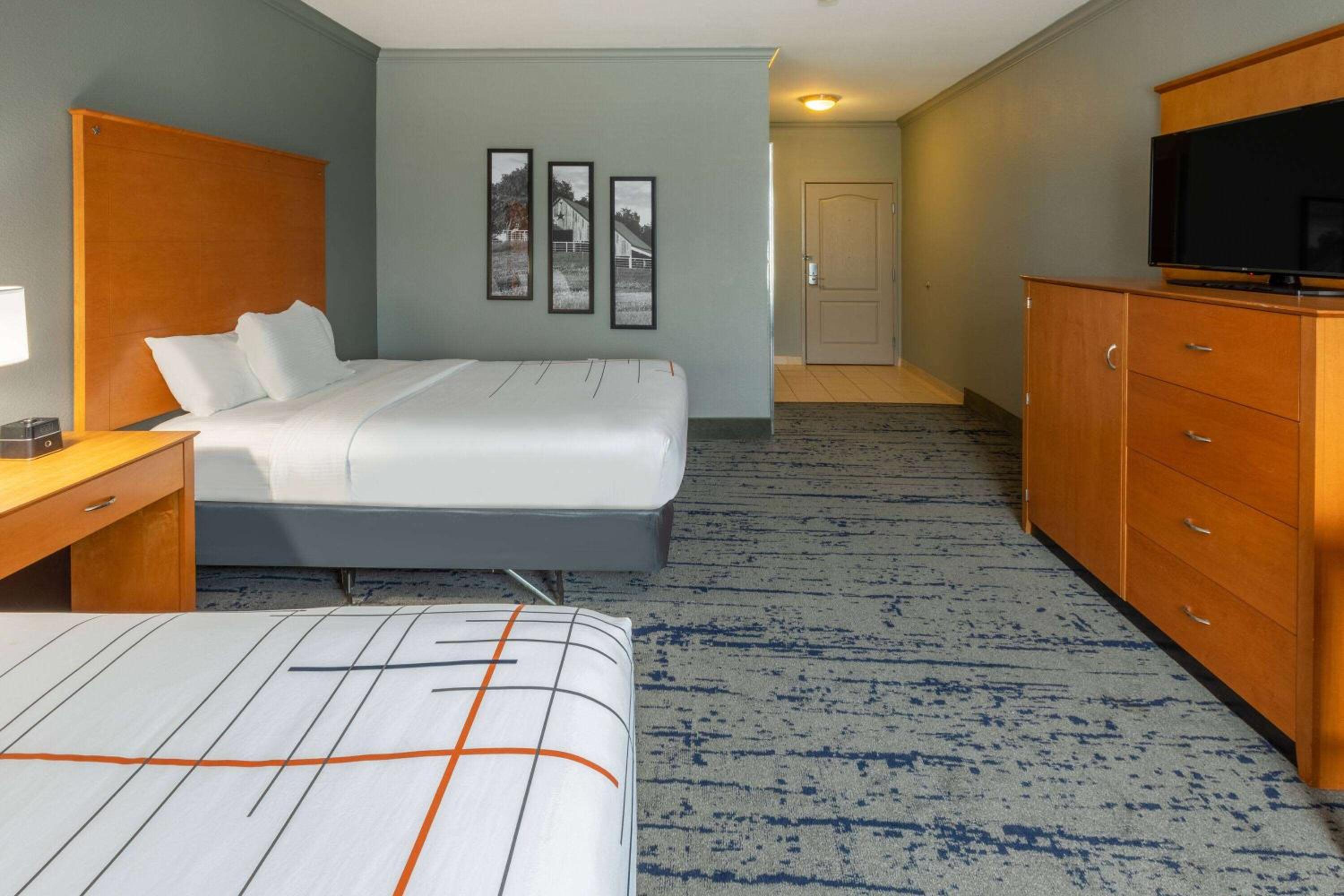 Queen Room with Two Queen Beds - Mobility Access/Non-Smoking - Photo 2