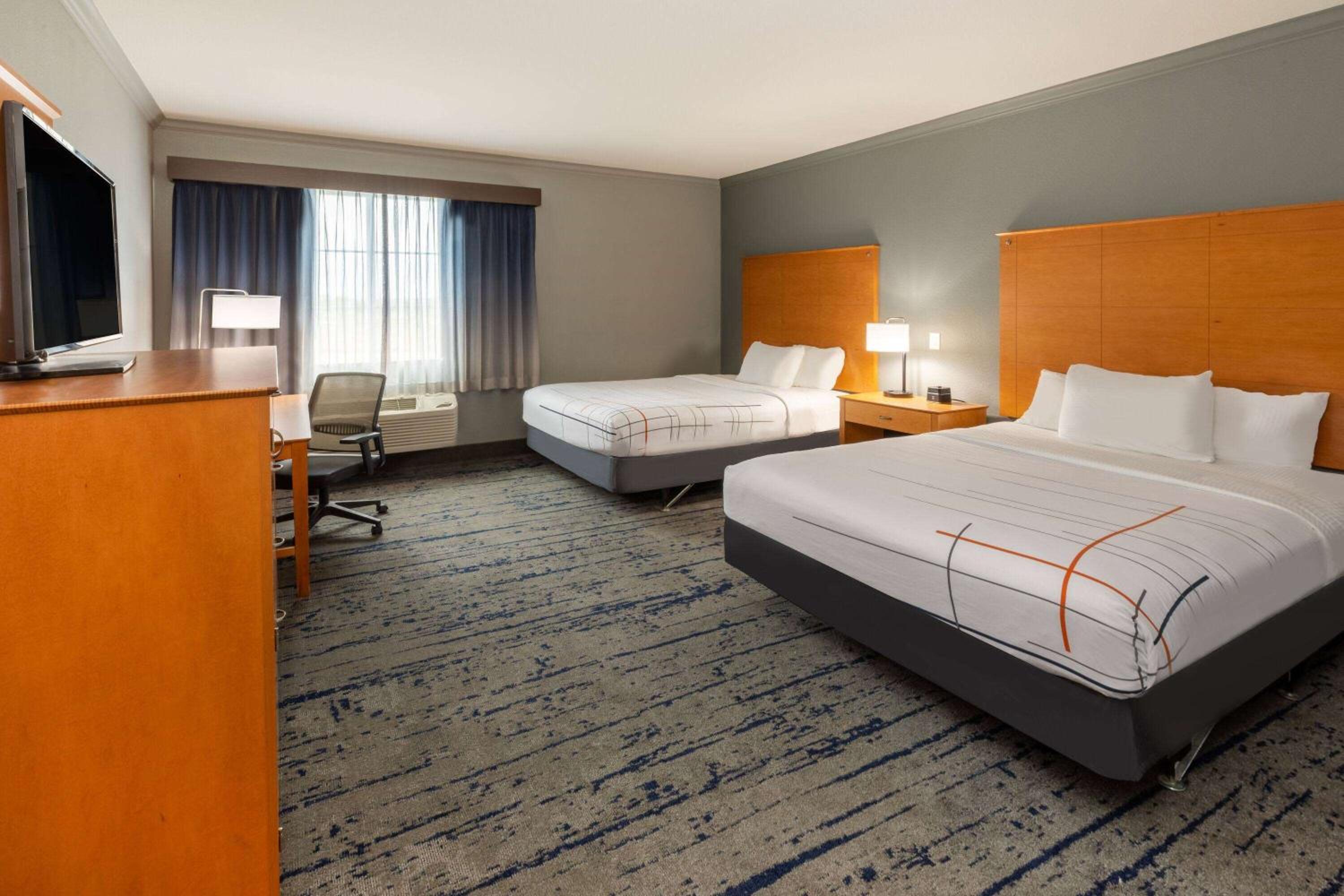 Queen Room with Two Queen Beds - Mobility Access/Non-Smoking - Photo 1