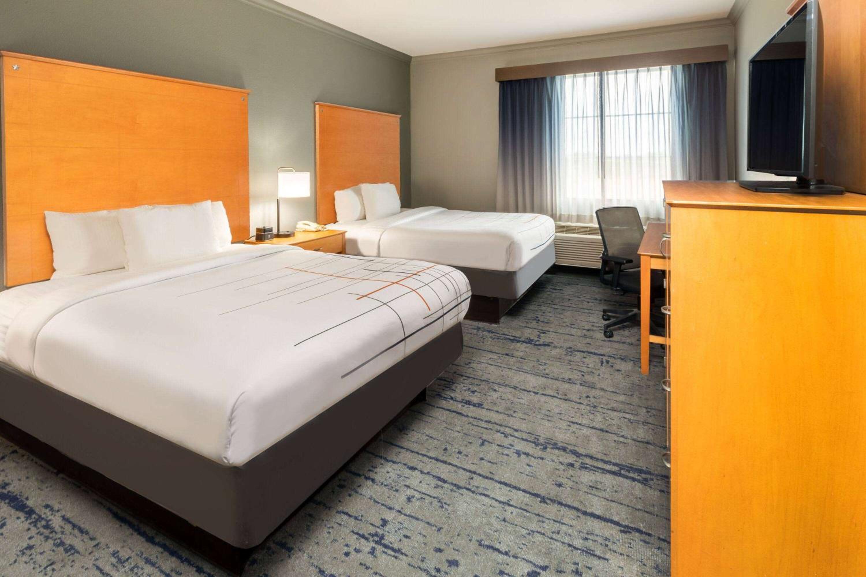 Queen Room with Two Queen Beds - Non-Smoking - Photo 1