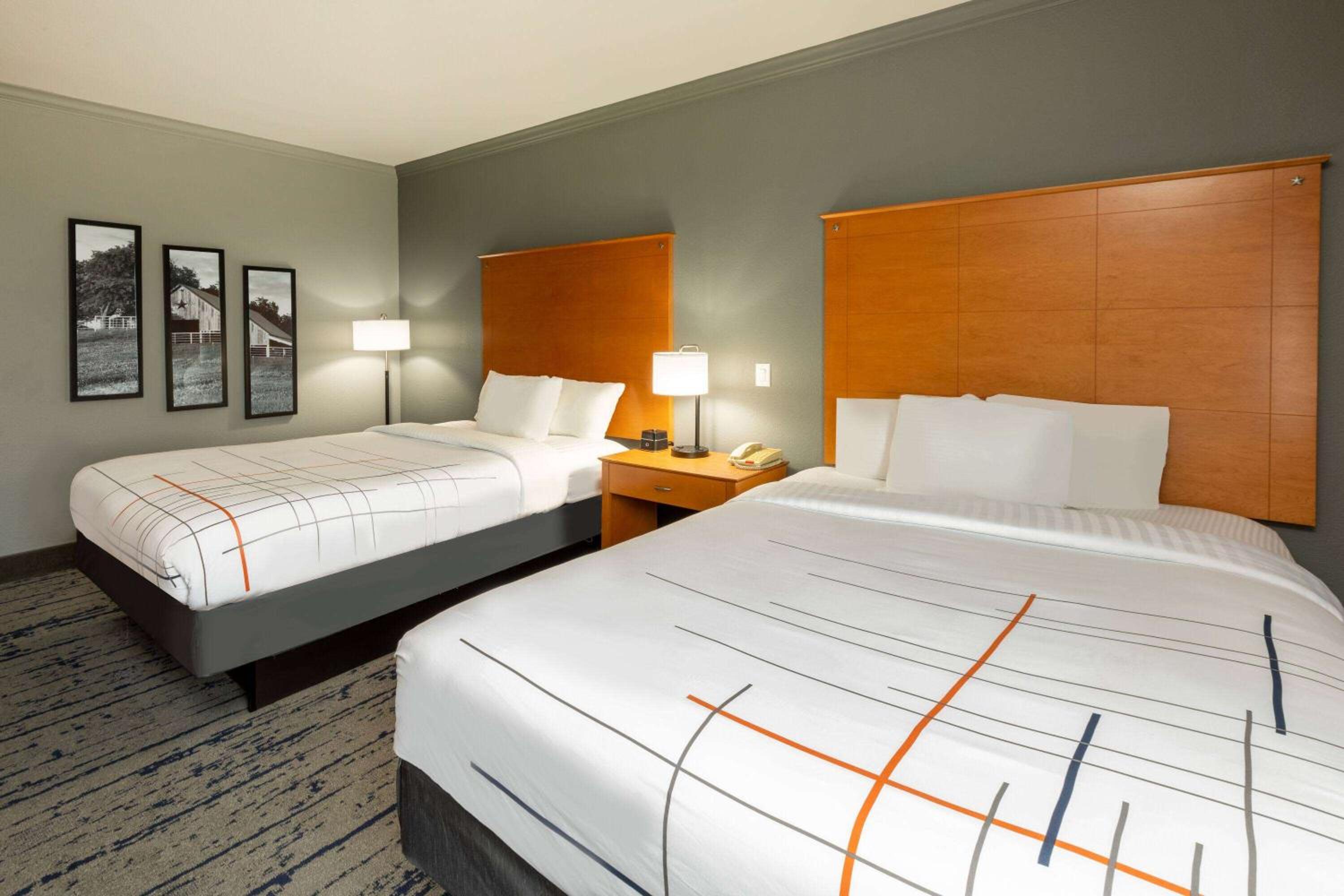Queen Room with Two Queen Beds - Non-Smoking - Photo 4