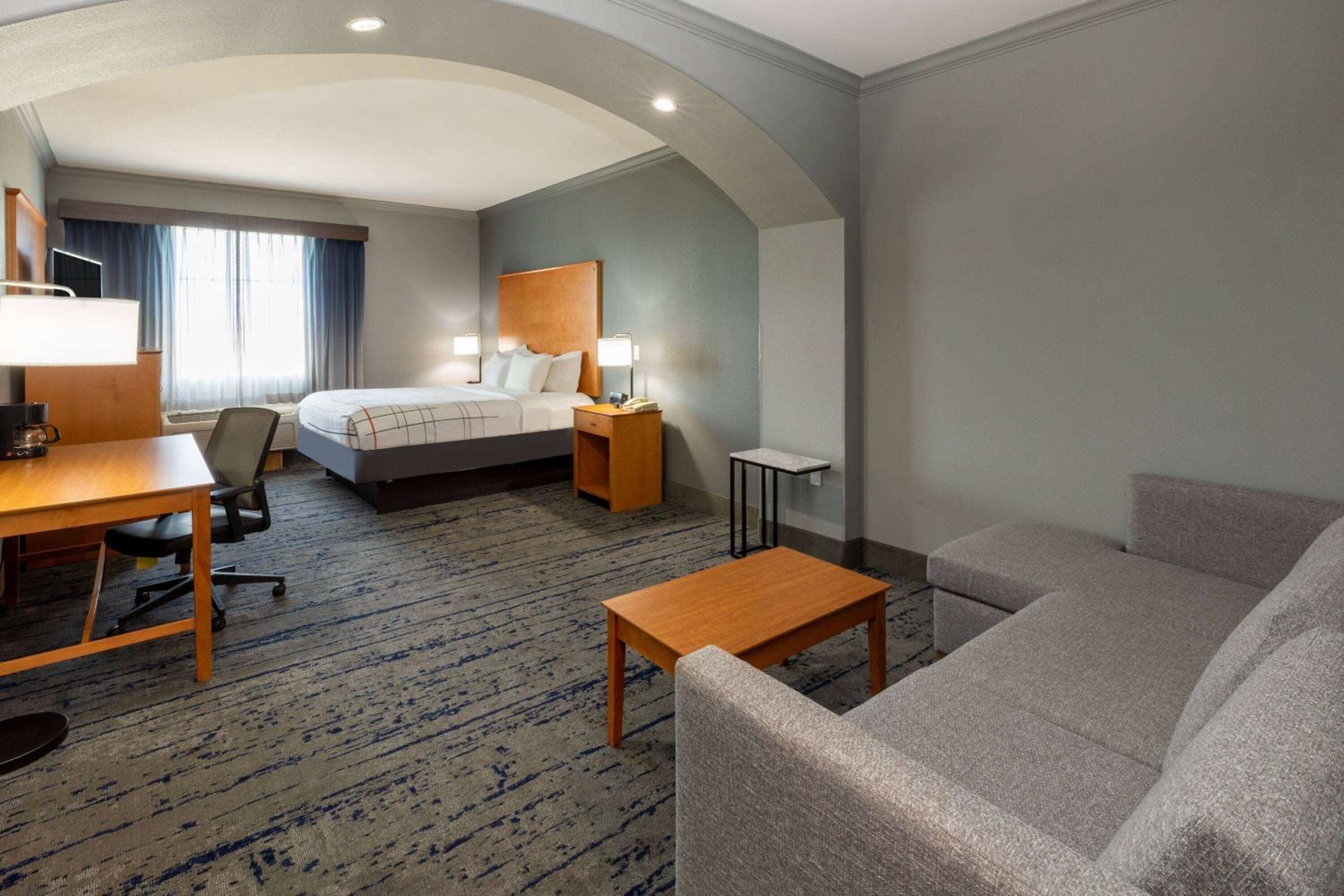 Superior King Room - Non-Smoking - Photo 3