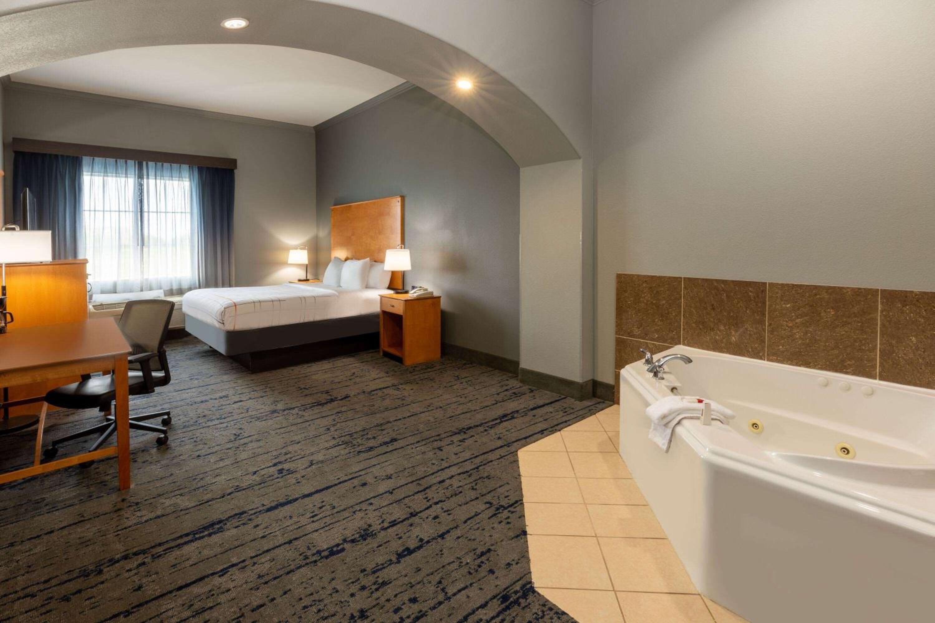 Premier Room with One King Bed and Jetted Tub - Photo 3