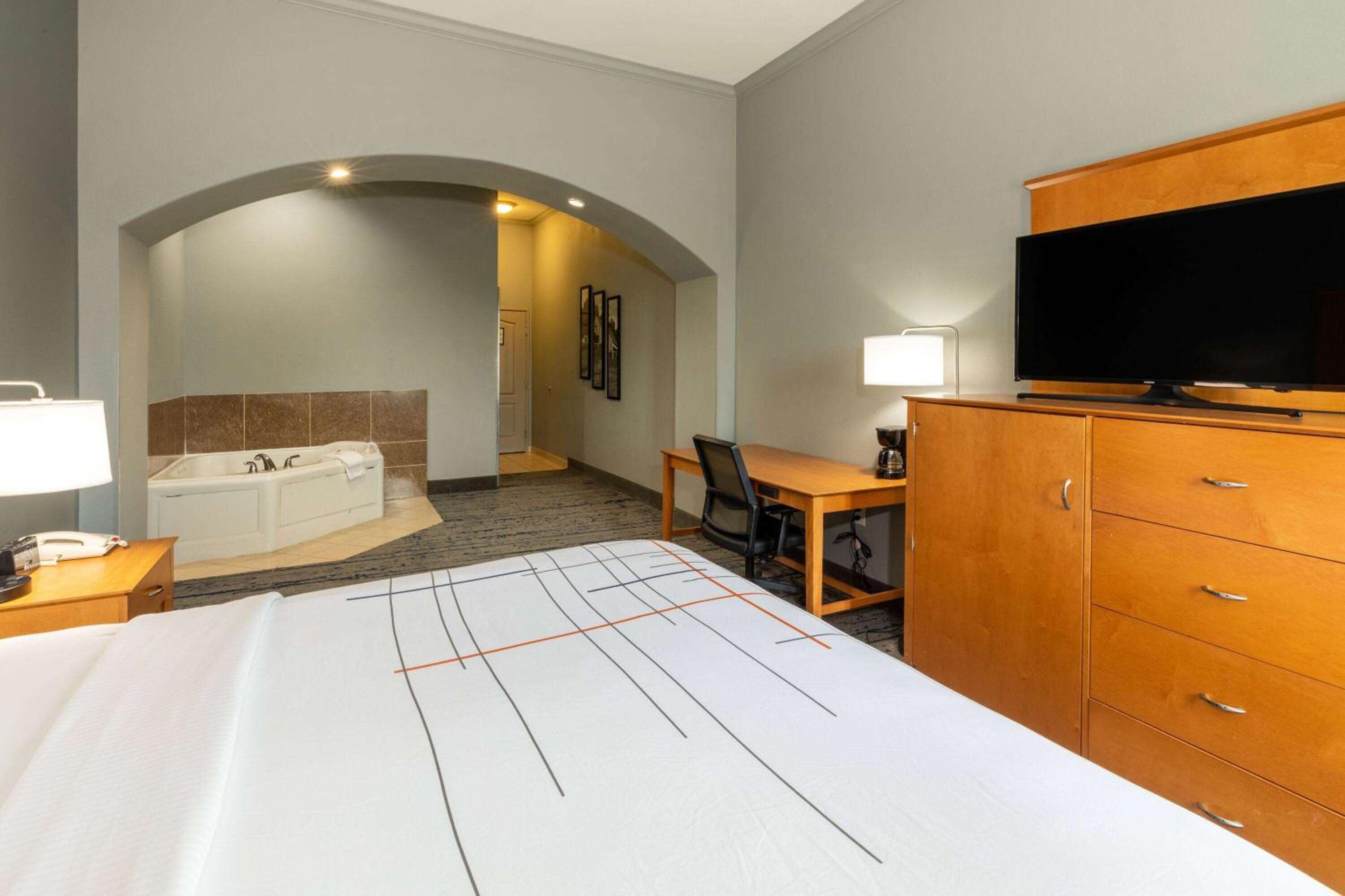 Premier Room with One King Bed and Jetted Tub - Photo 4