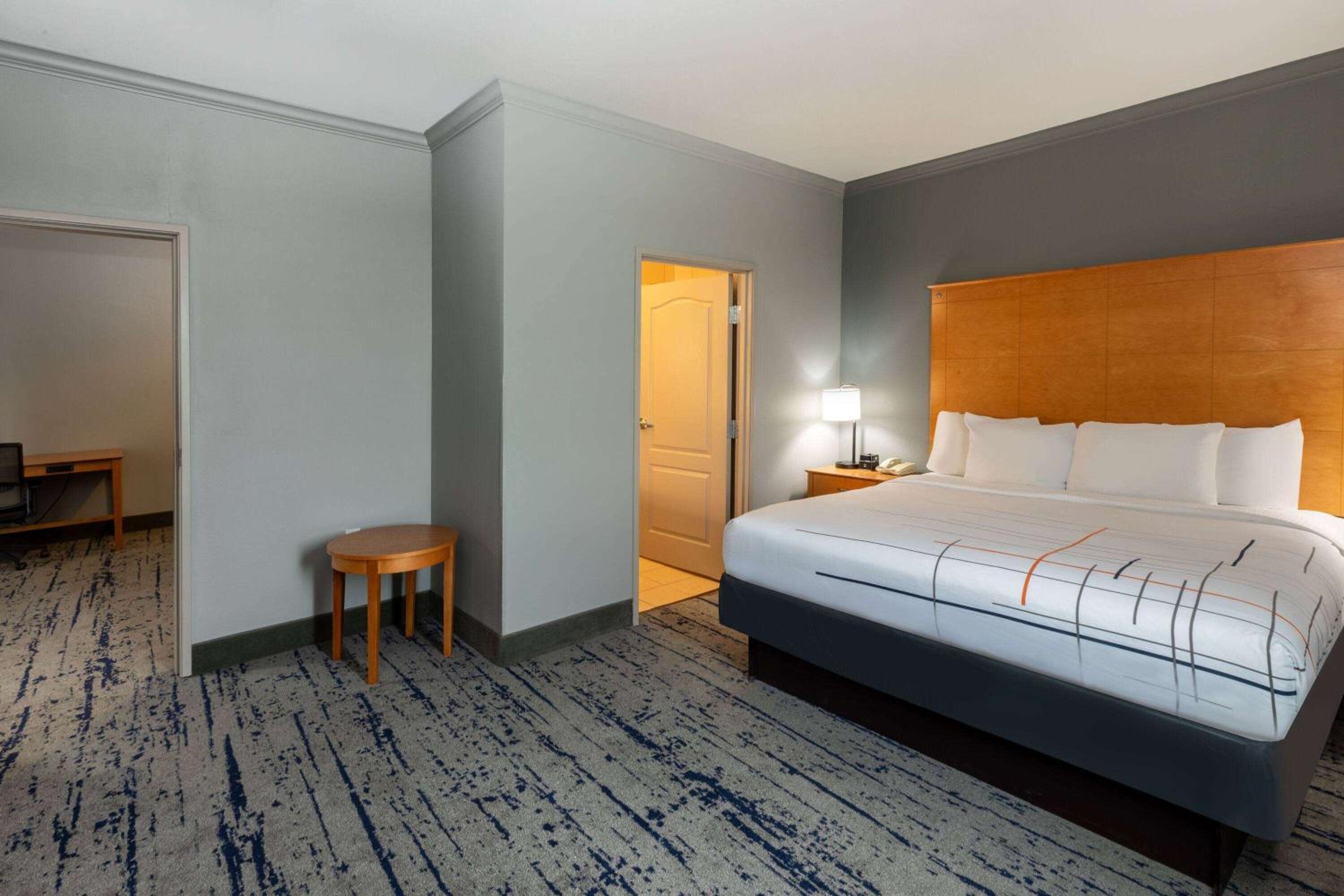 Deluxe King Suite - Non-Smoking - Photo 2