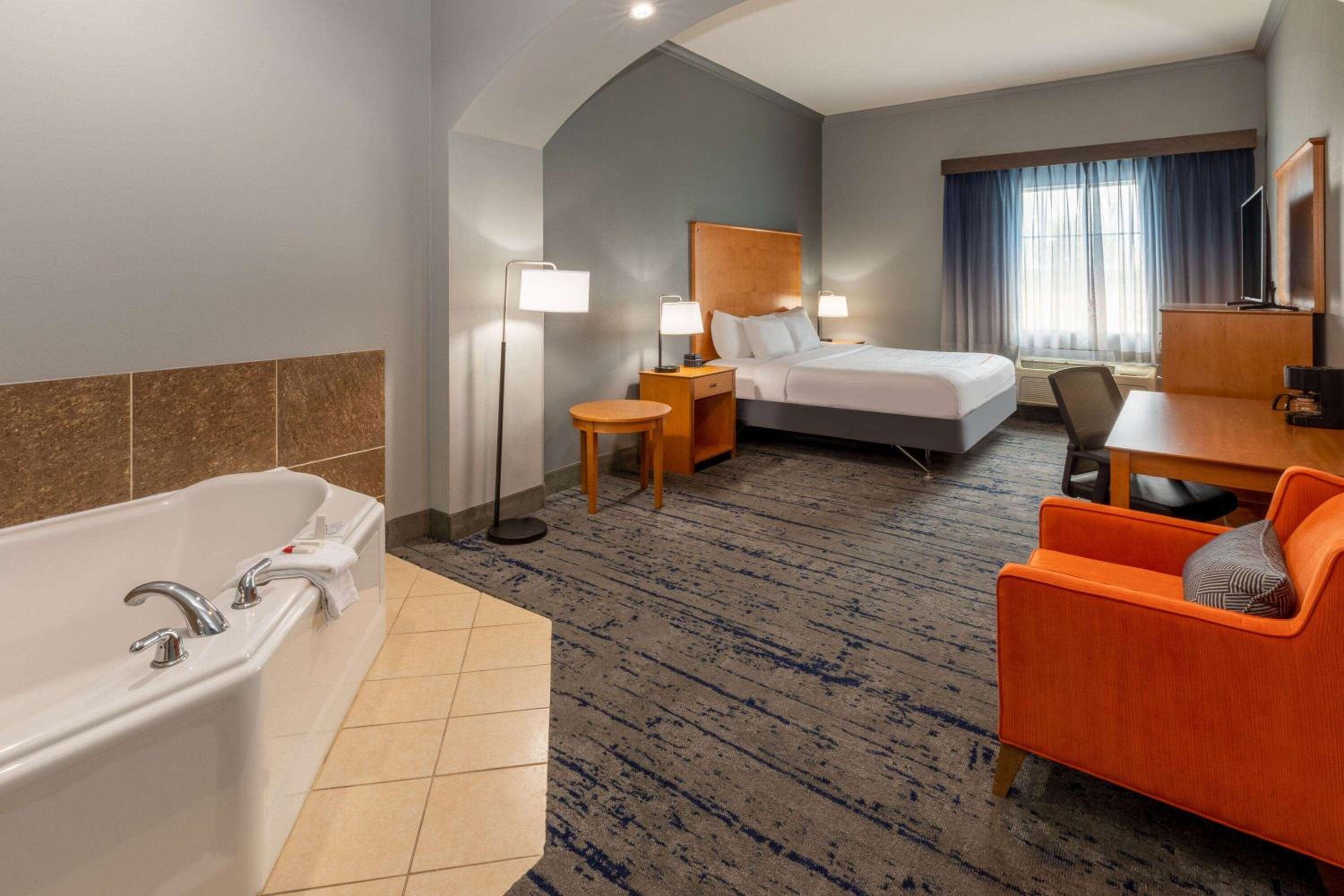Premier Room with One King Bed and Jetted Tub - Photo 2