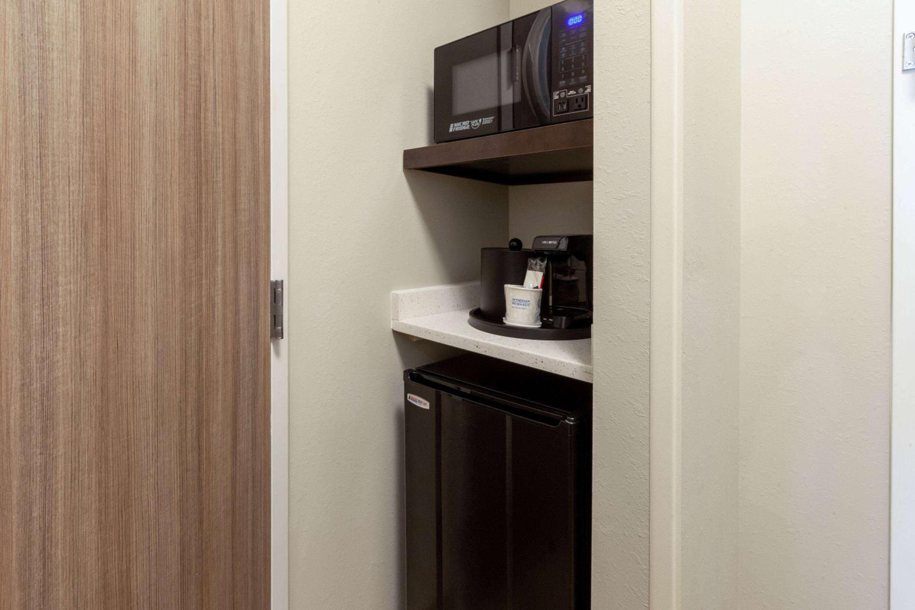Deluxe King Room - Non-Smoking photo 2