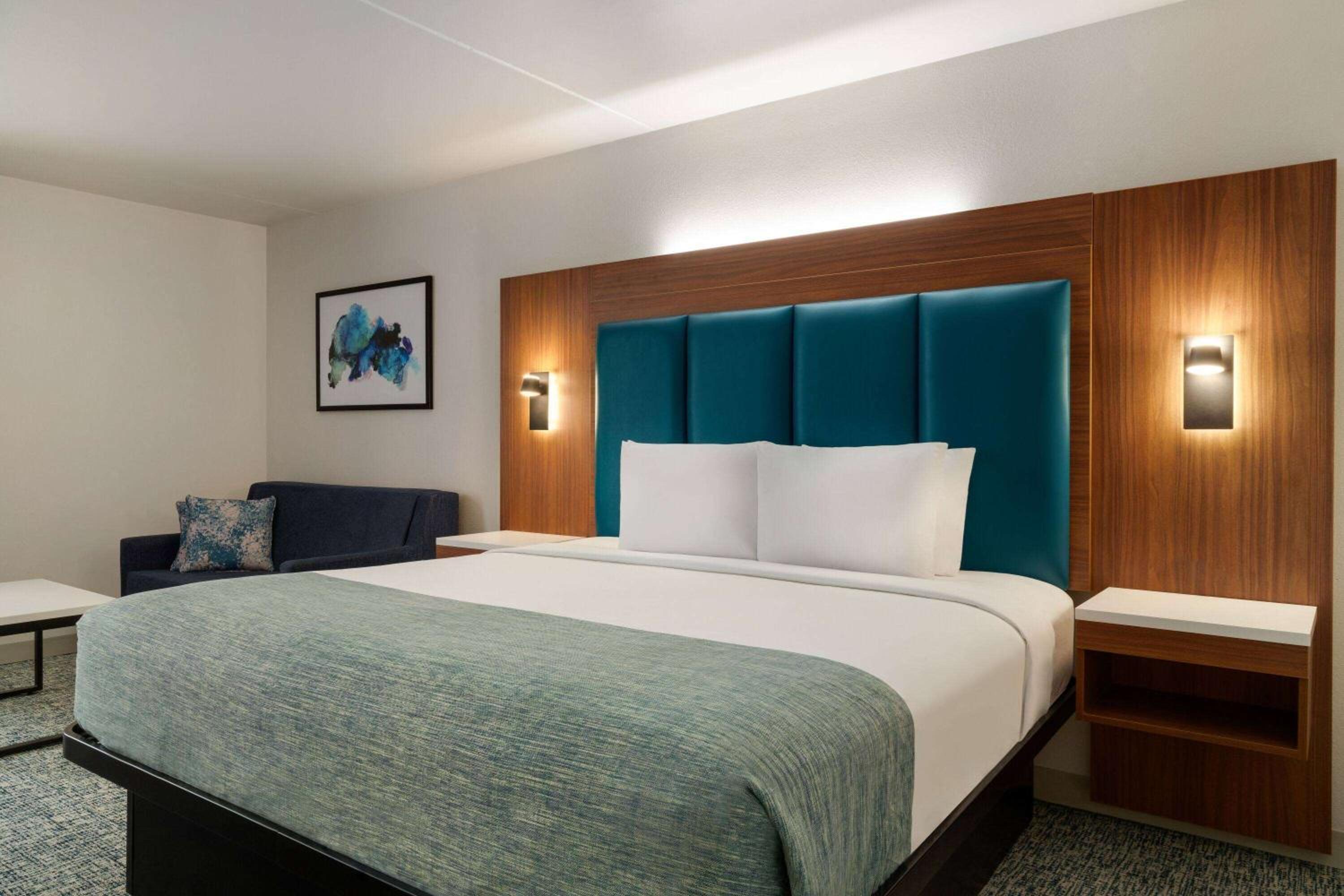 Executive King Room with Sofa Bed - Non-Smoking - Photo 1