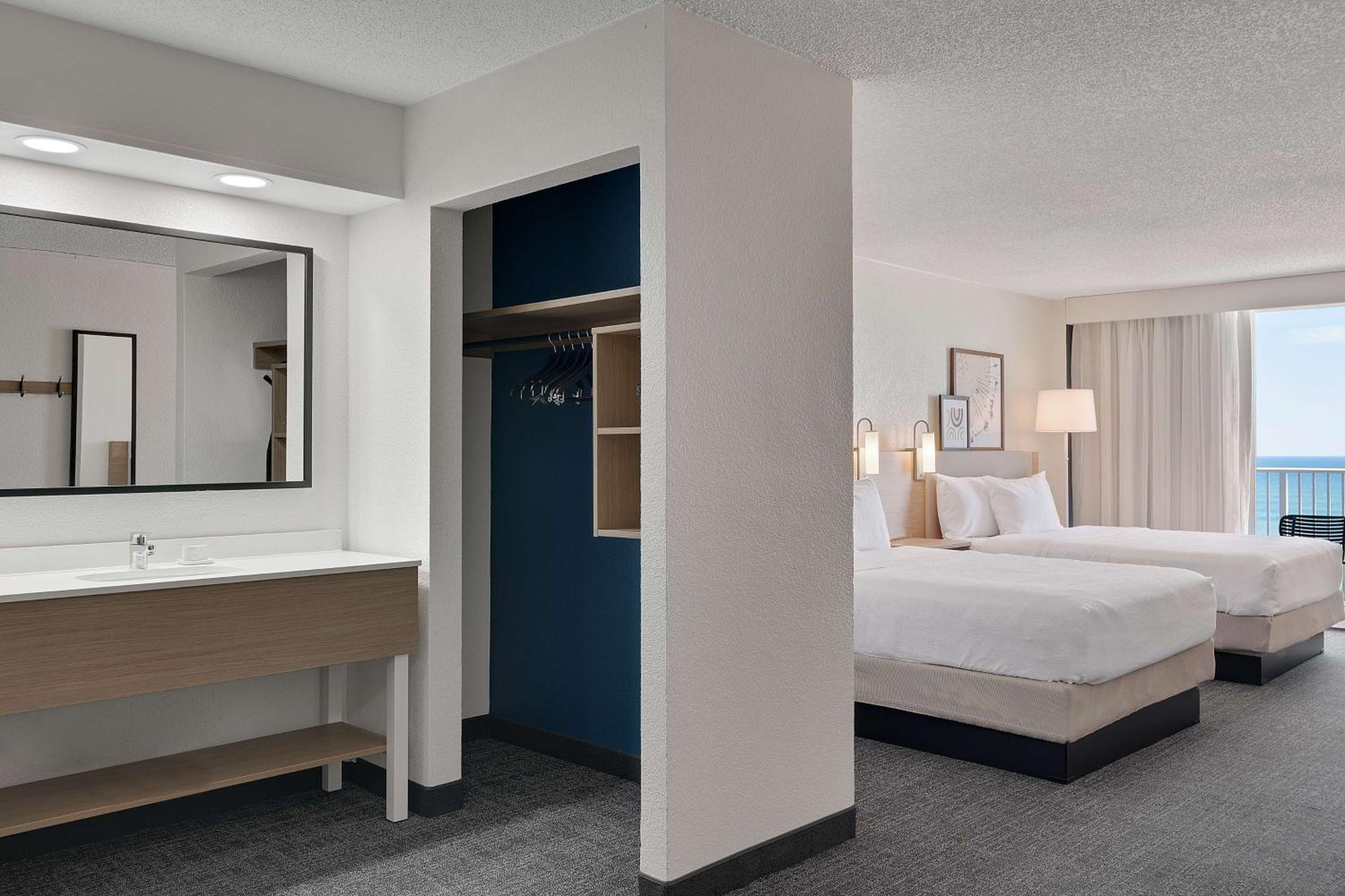 Queen Room with Two Queen Beds and Sofa Bed - Photo 3