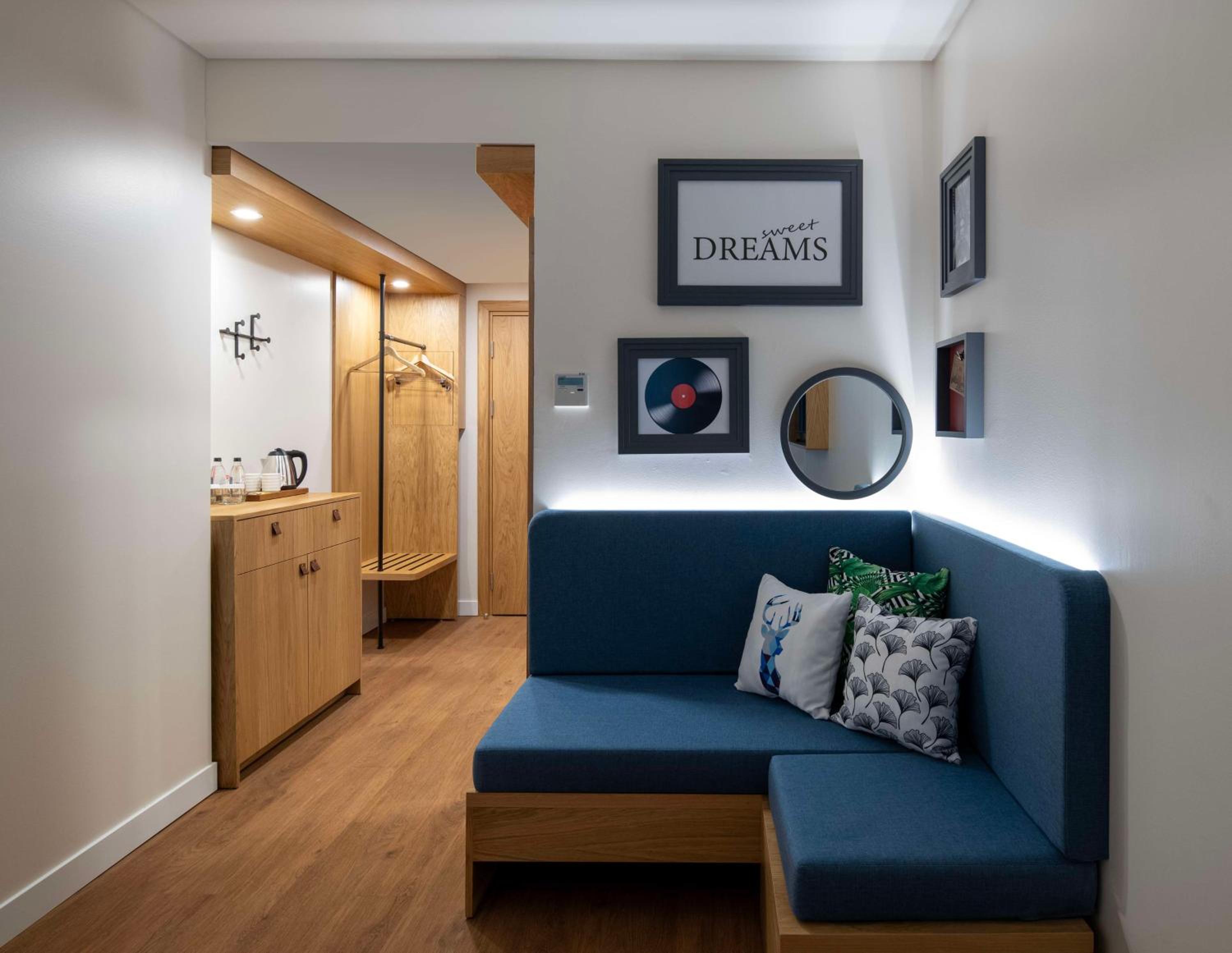 Queen Room with Sofa Bed - Non-Smoking photo 2
