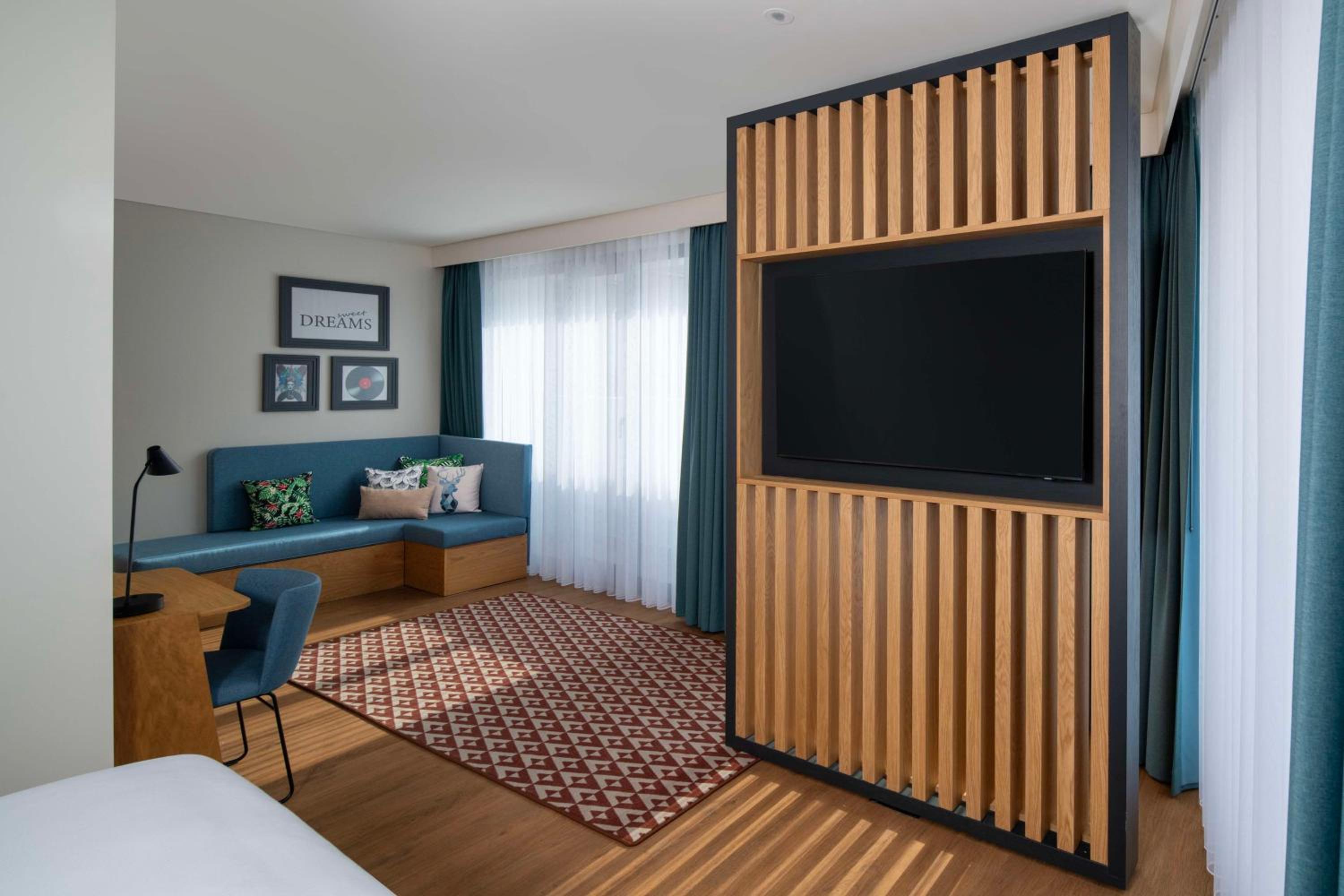 King Room with Sofa Bed - Non-Smoking photo 2
