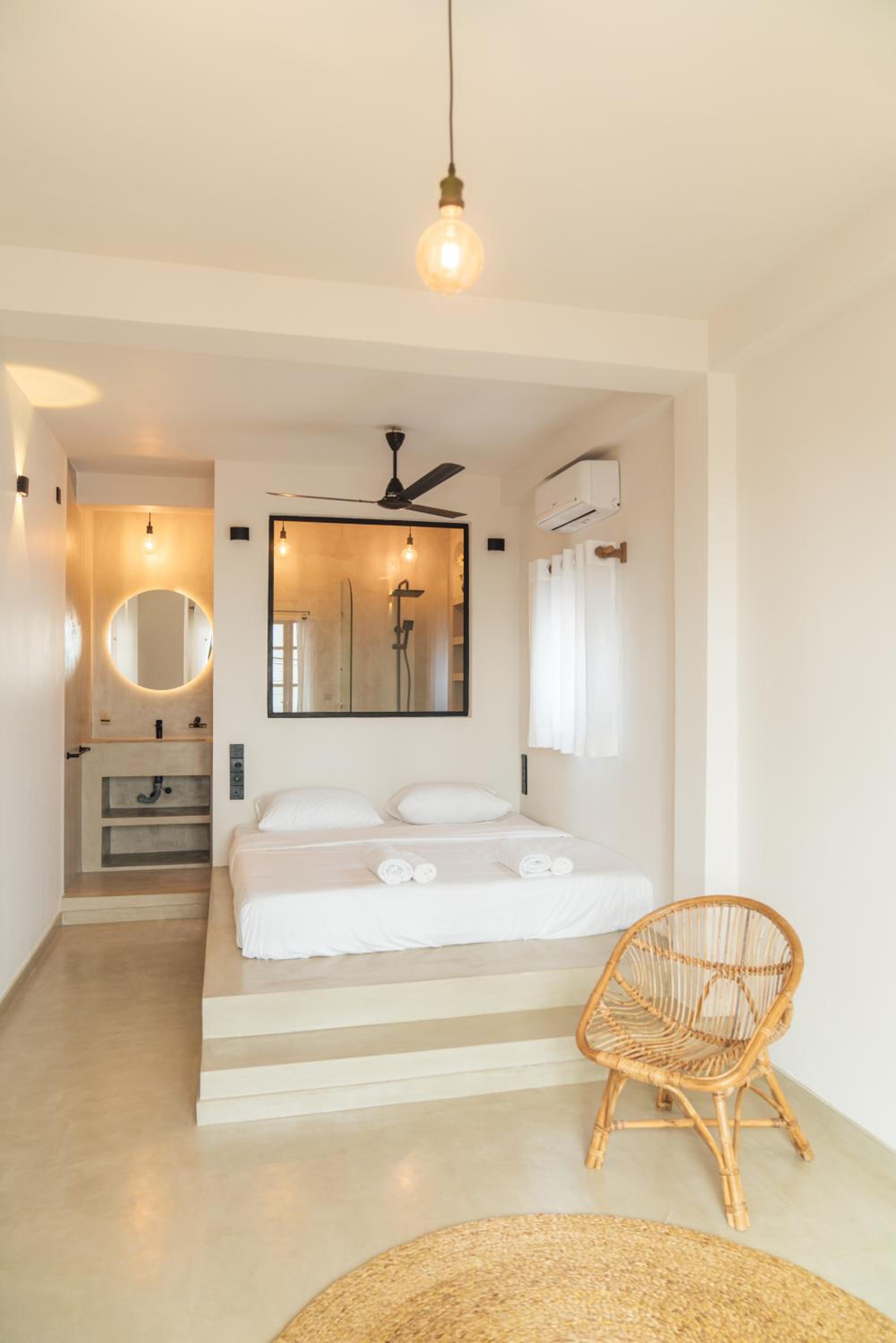 Deluxe Double Room with Balcony and Partial Sea View