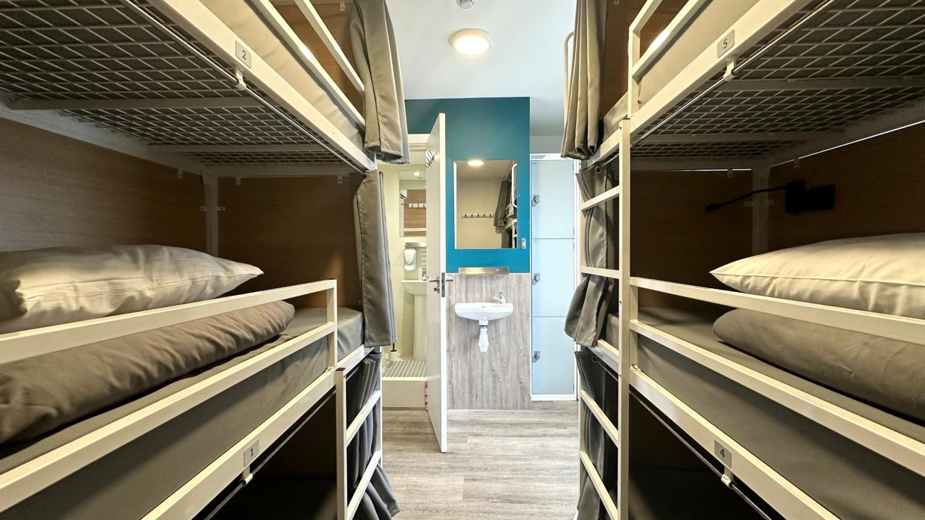 6-Bed Mixed Dormitory Room photo 2