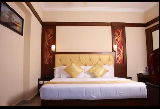  Deluxe King Bed Room - Photo 2