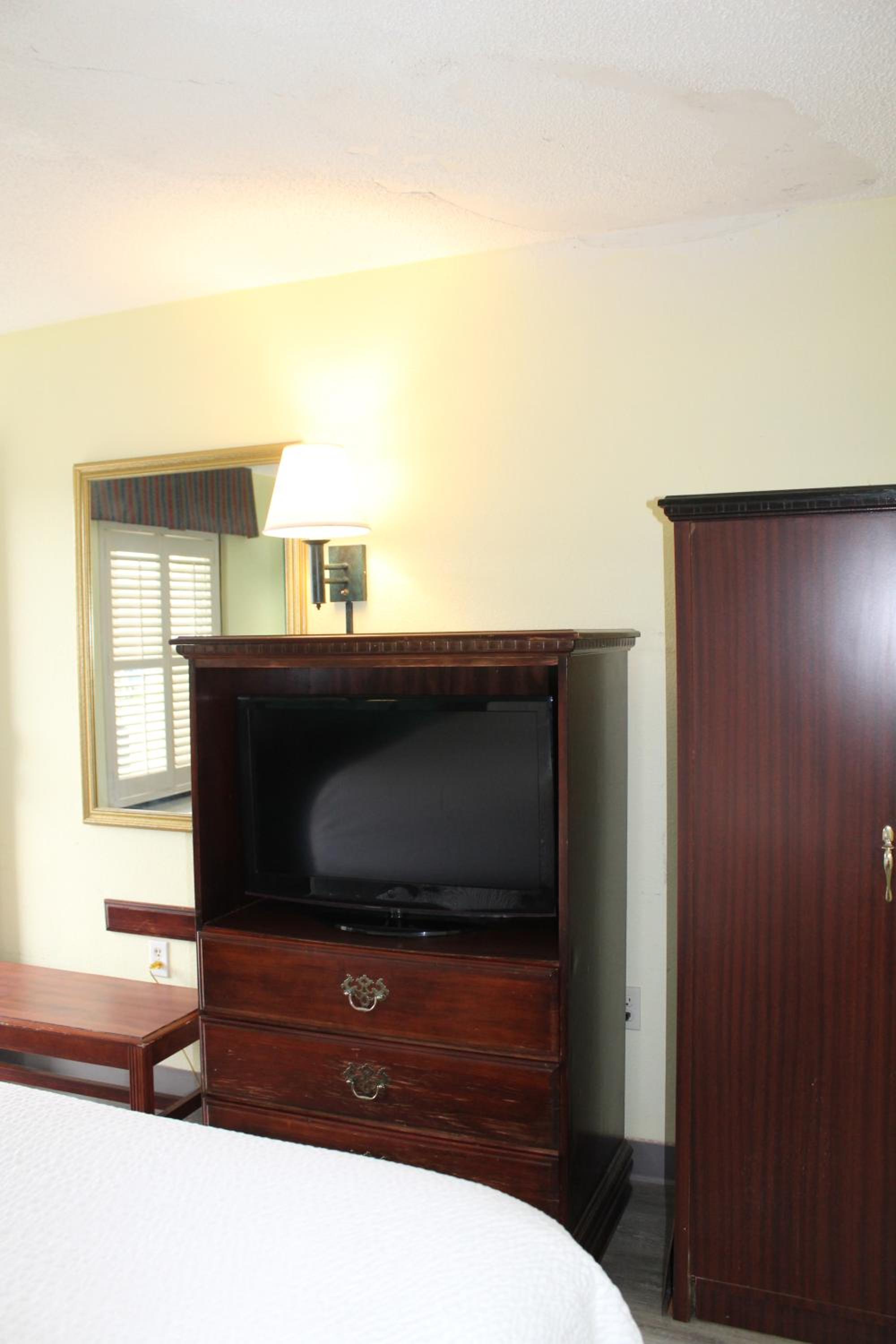 Queen Room - Non-Smoking photo 3