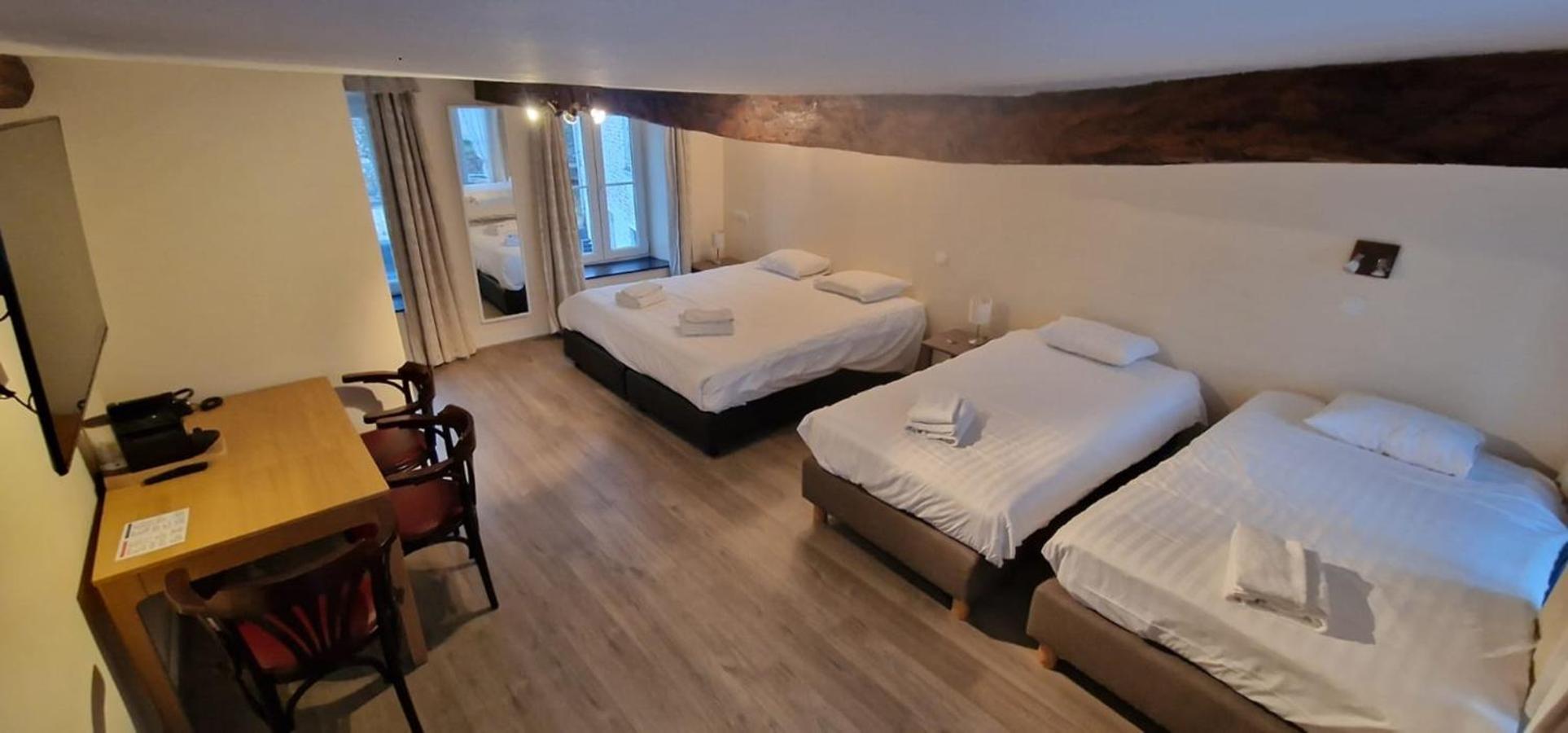 Superior Family Room - Photo 1