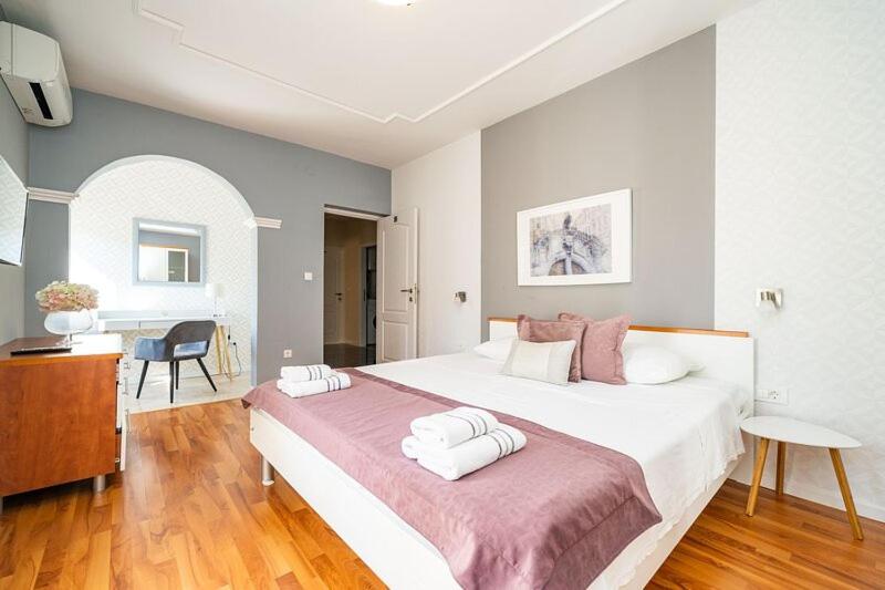 Four Bedroom Holiday Home with Terrace and Swimming Pool