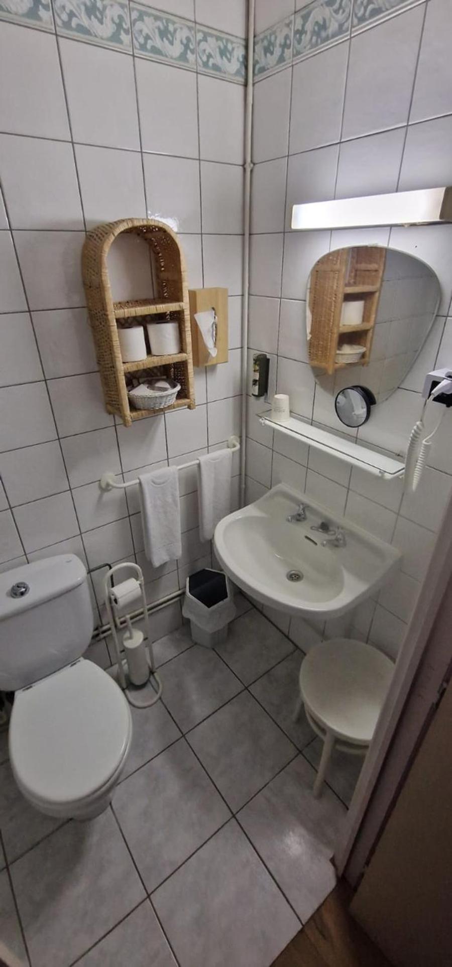 Double Room - Photo 7