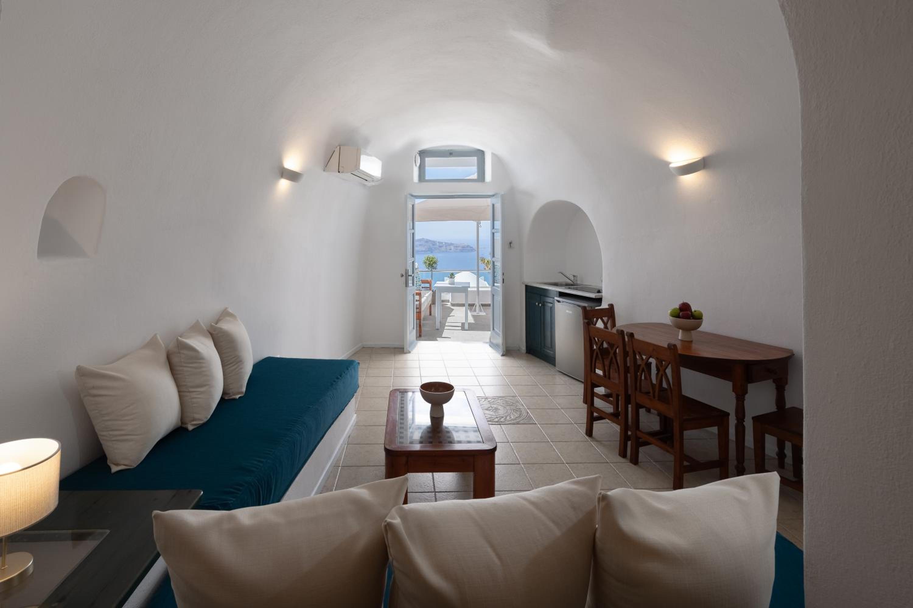 Superior Cave Suite with Outdoor Hot Tub & Caldera View
