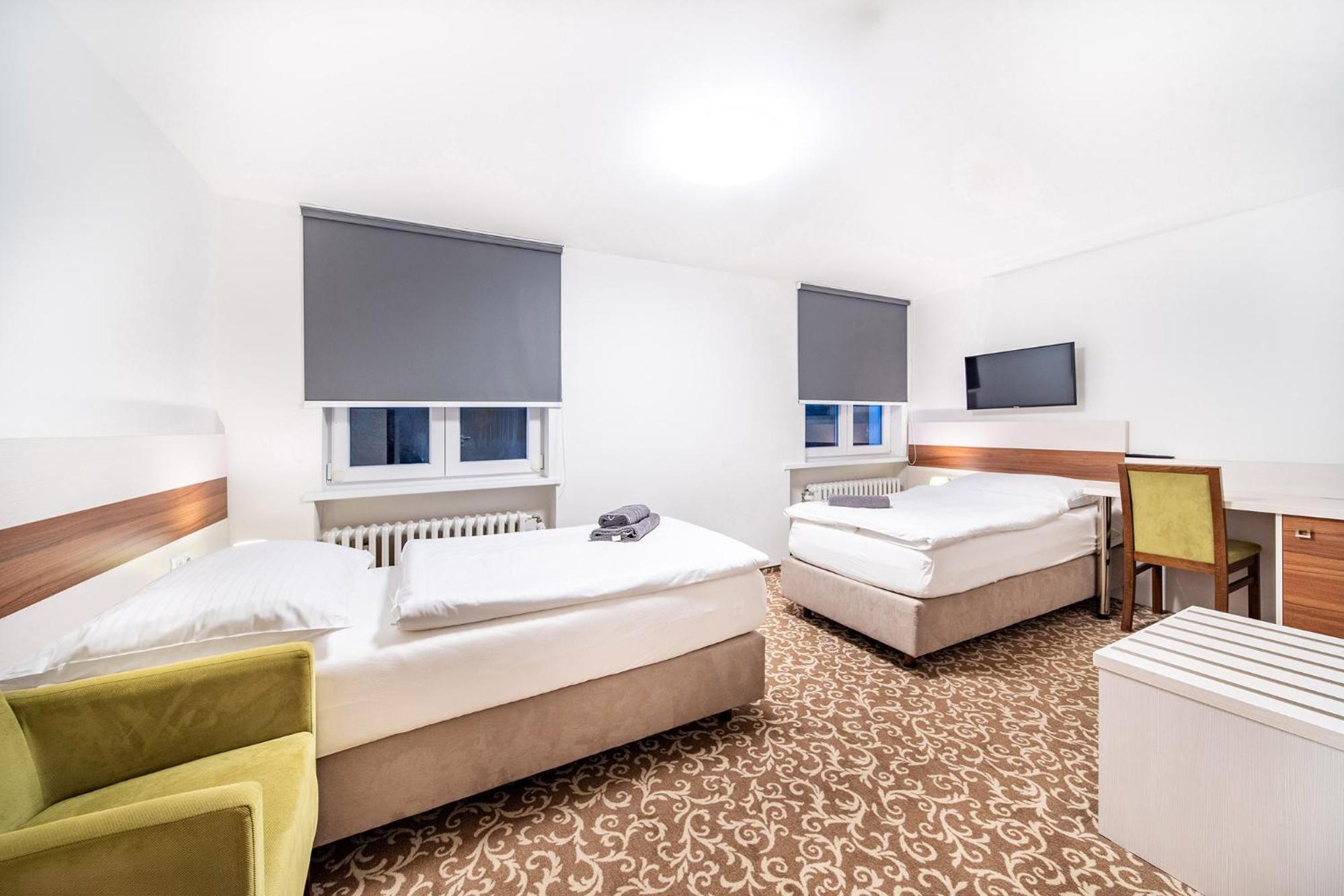 Twin Room with Private Bathroom - Photo 1