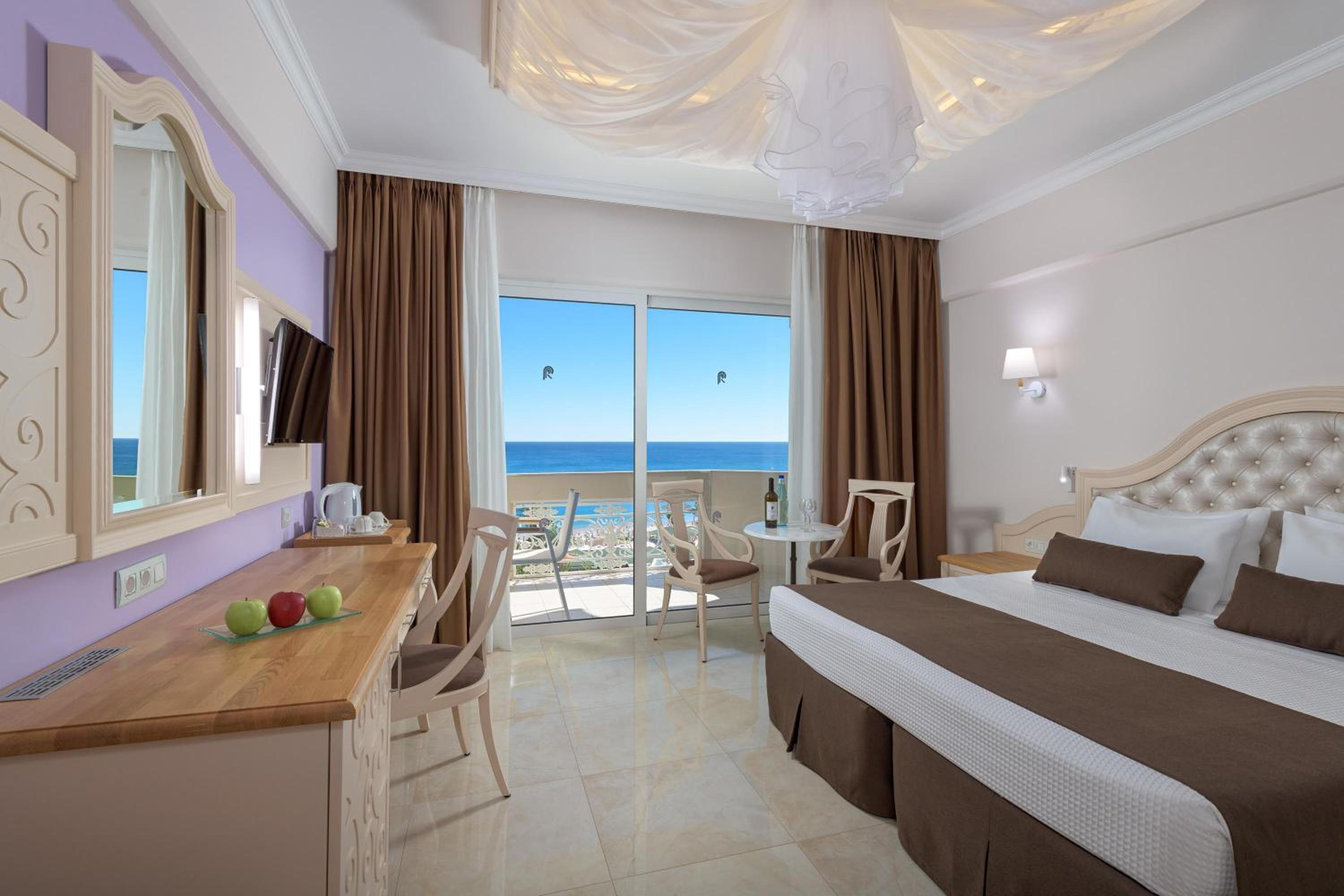 Deluxe Room with Sea View photo 1
