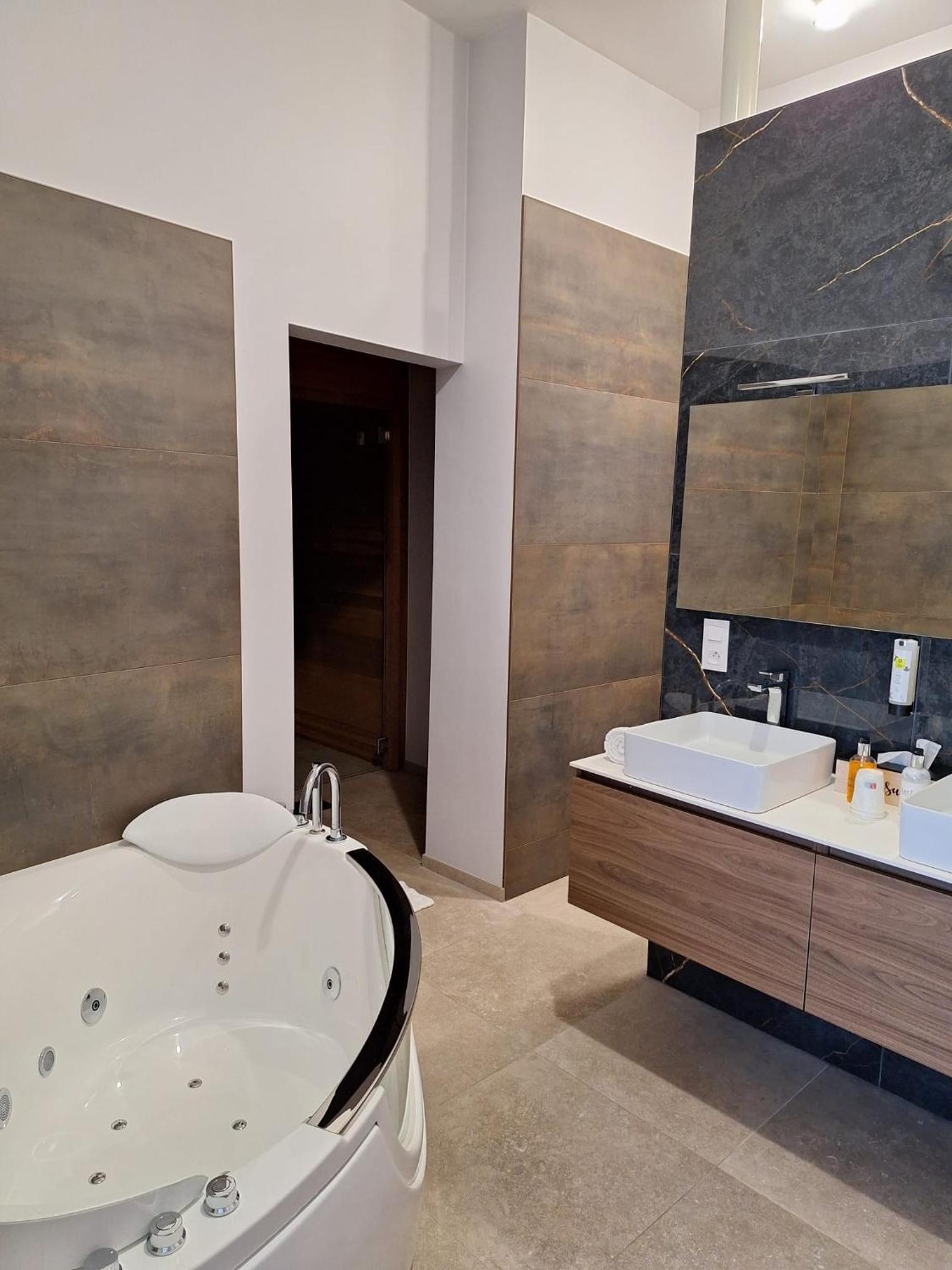 Suite - Photo 3
