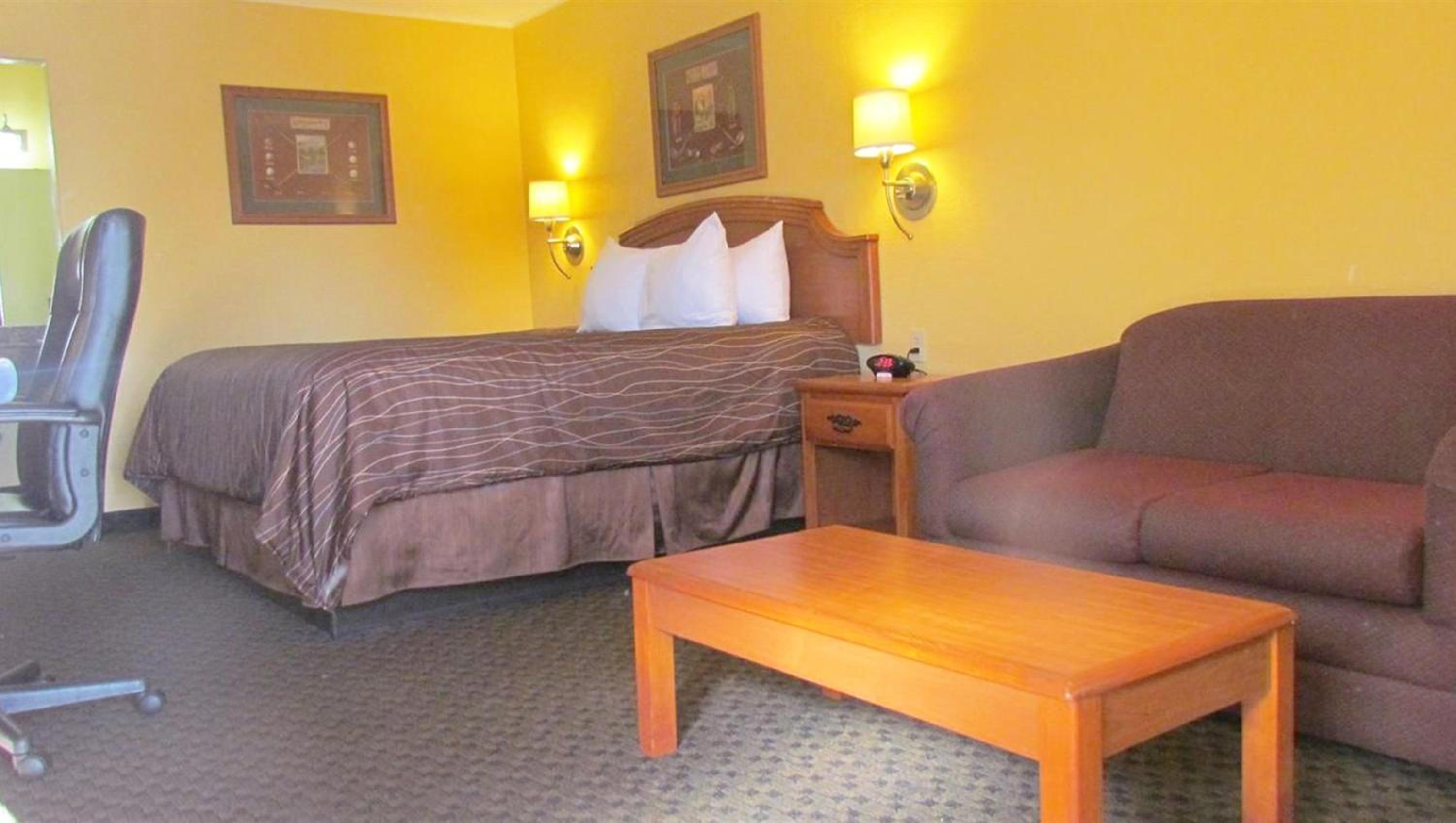 King Room - Non-Smoking - Photo 9