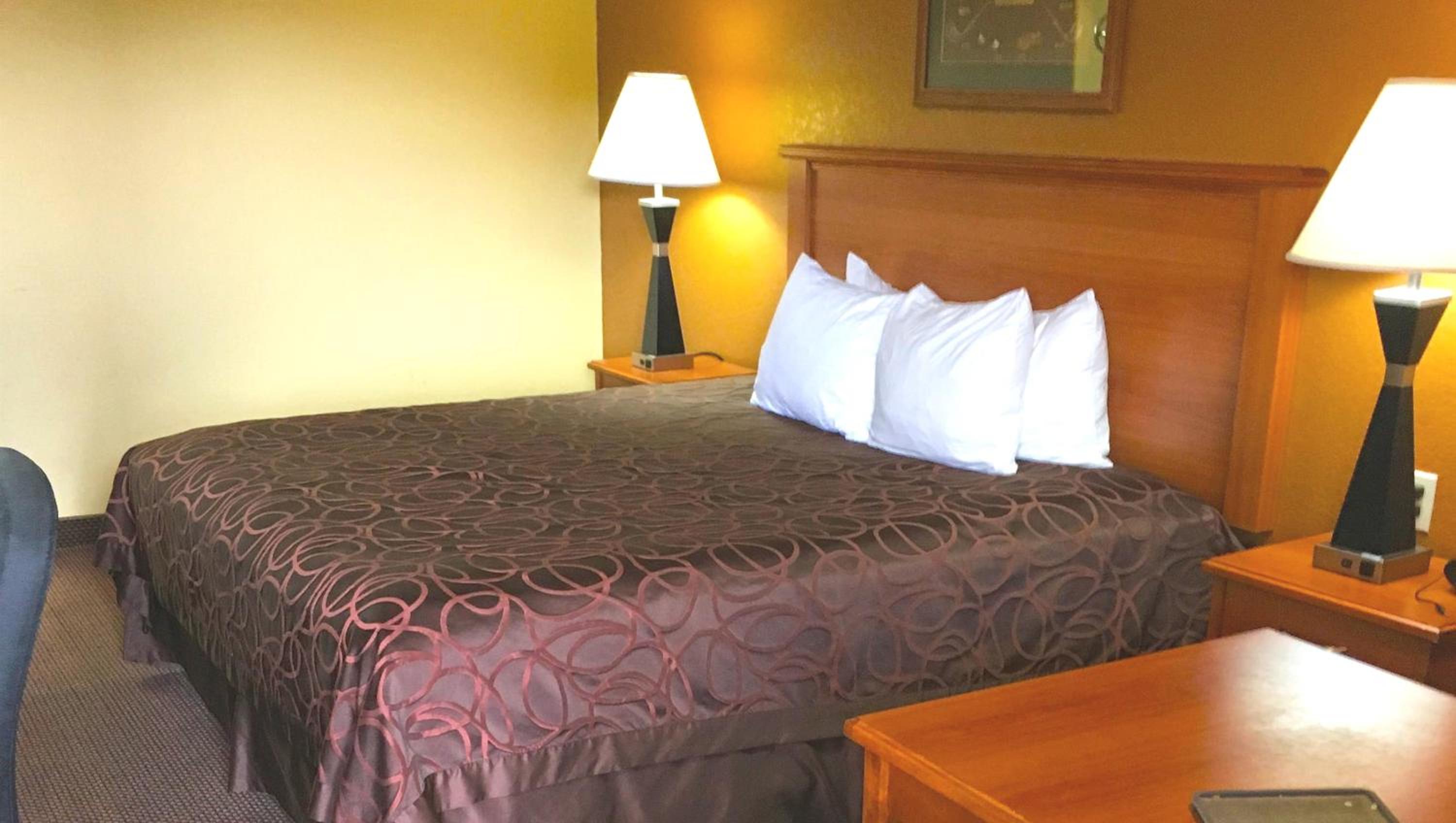 King Room - Non-Smoking - Photo 10