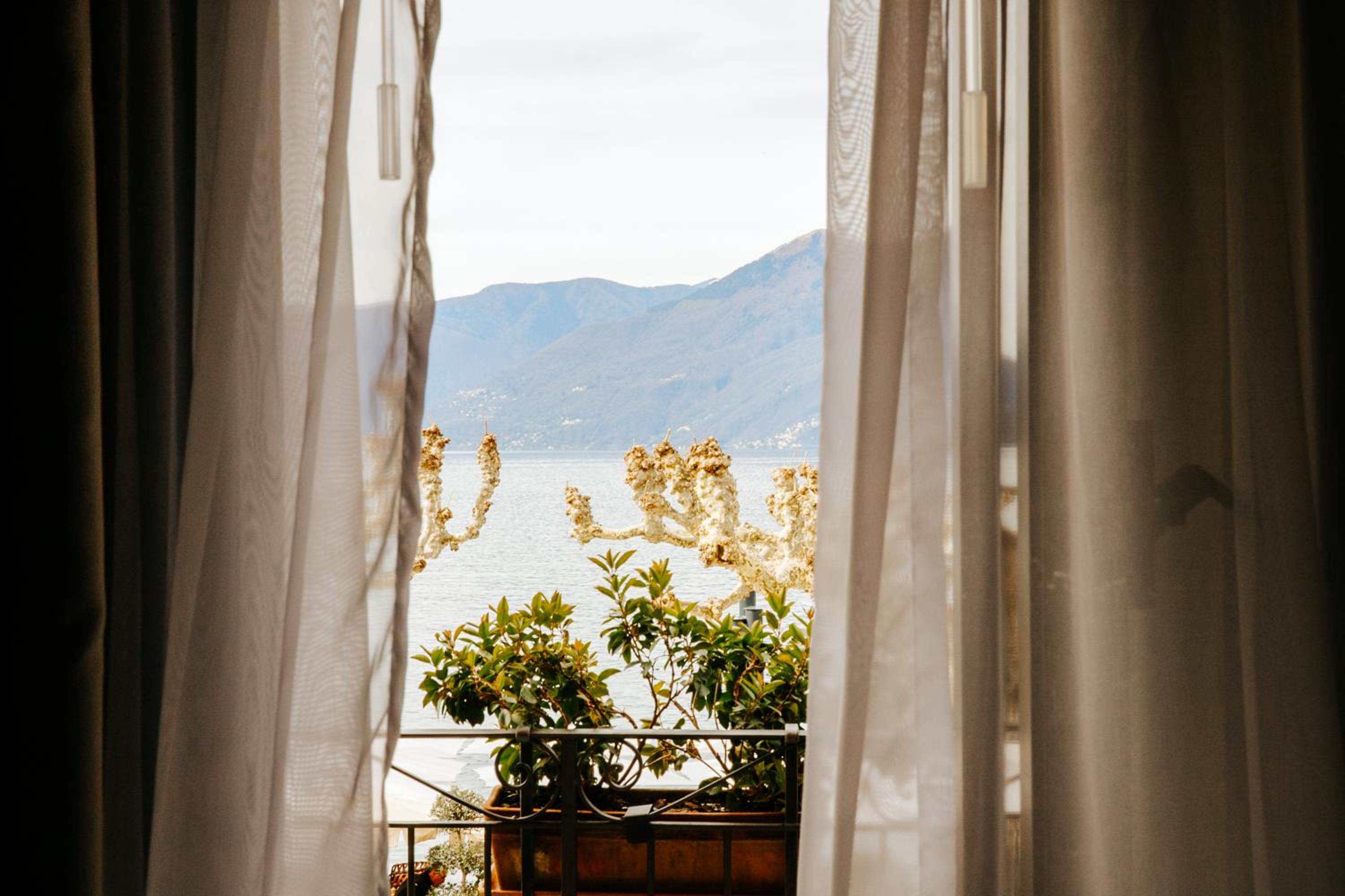 Twin Room with Lake View and Balcony - Photo 2