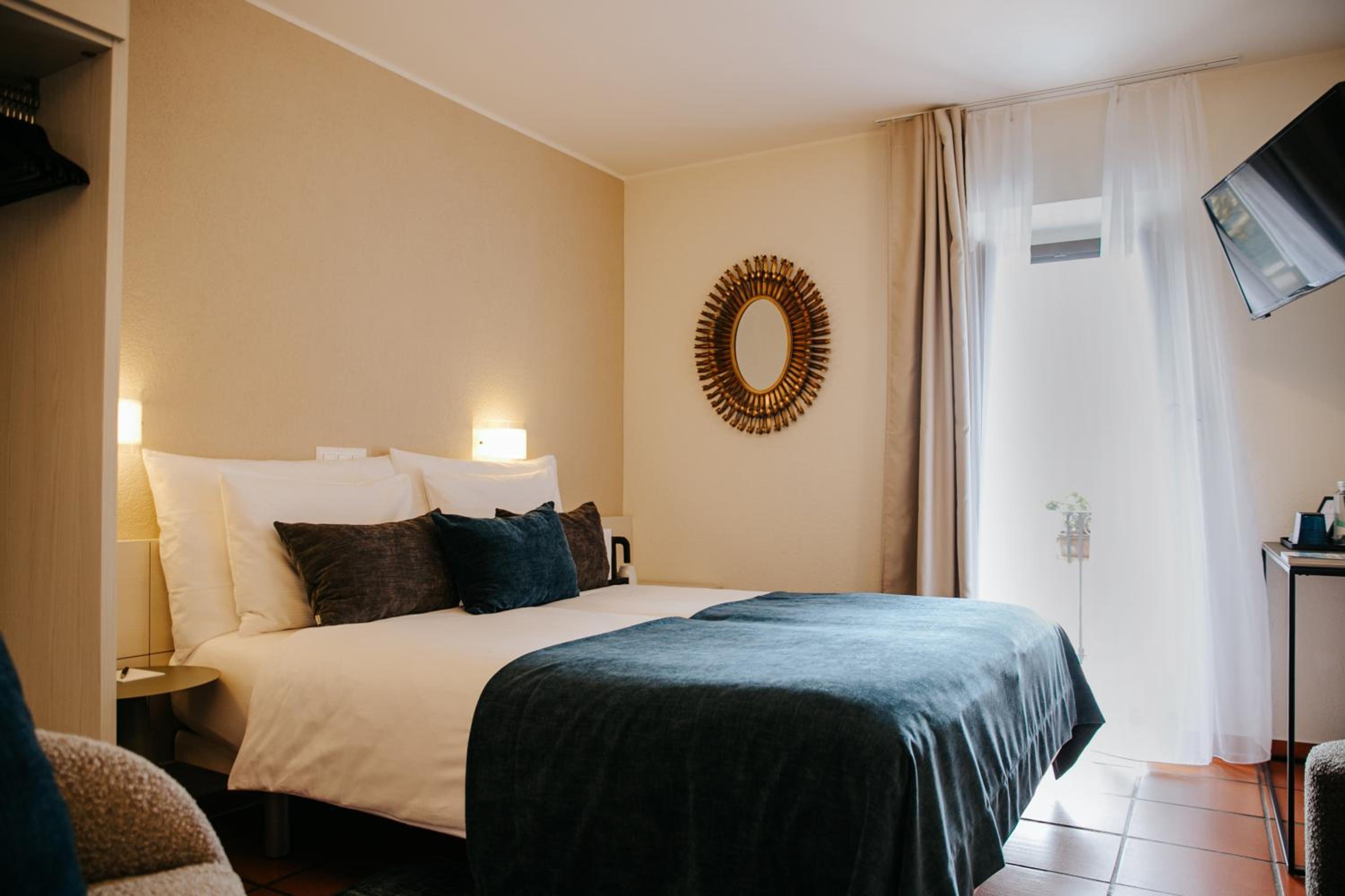 Twin Room with Lake View and Balcony - Photo 11