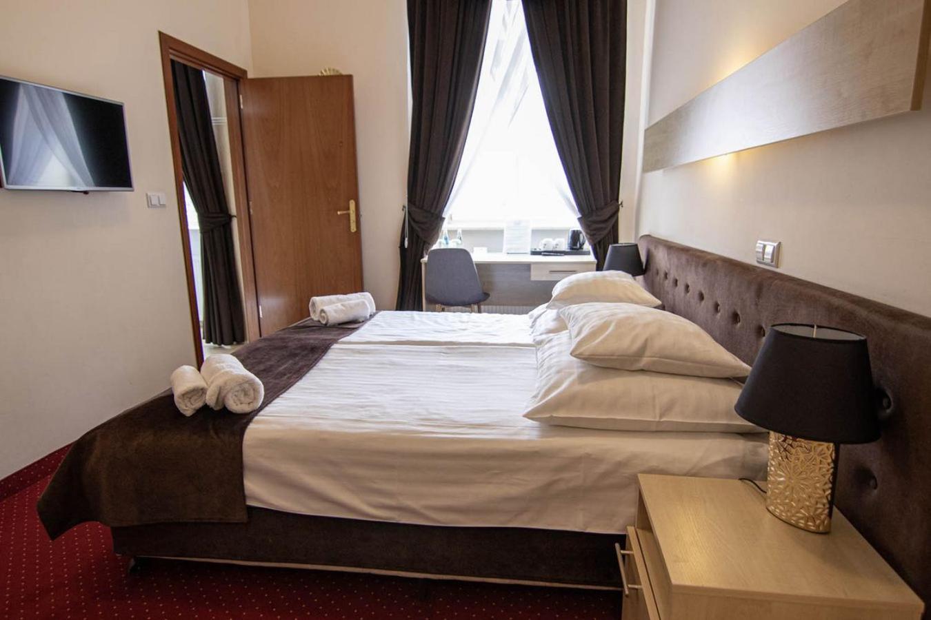 Double or Twin Room - Photo 32