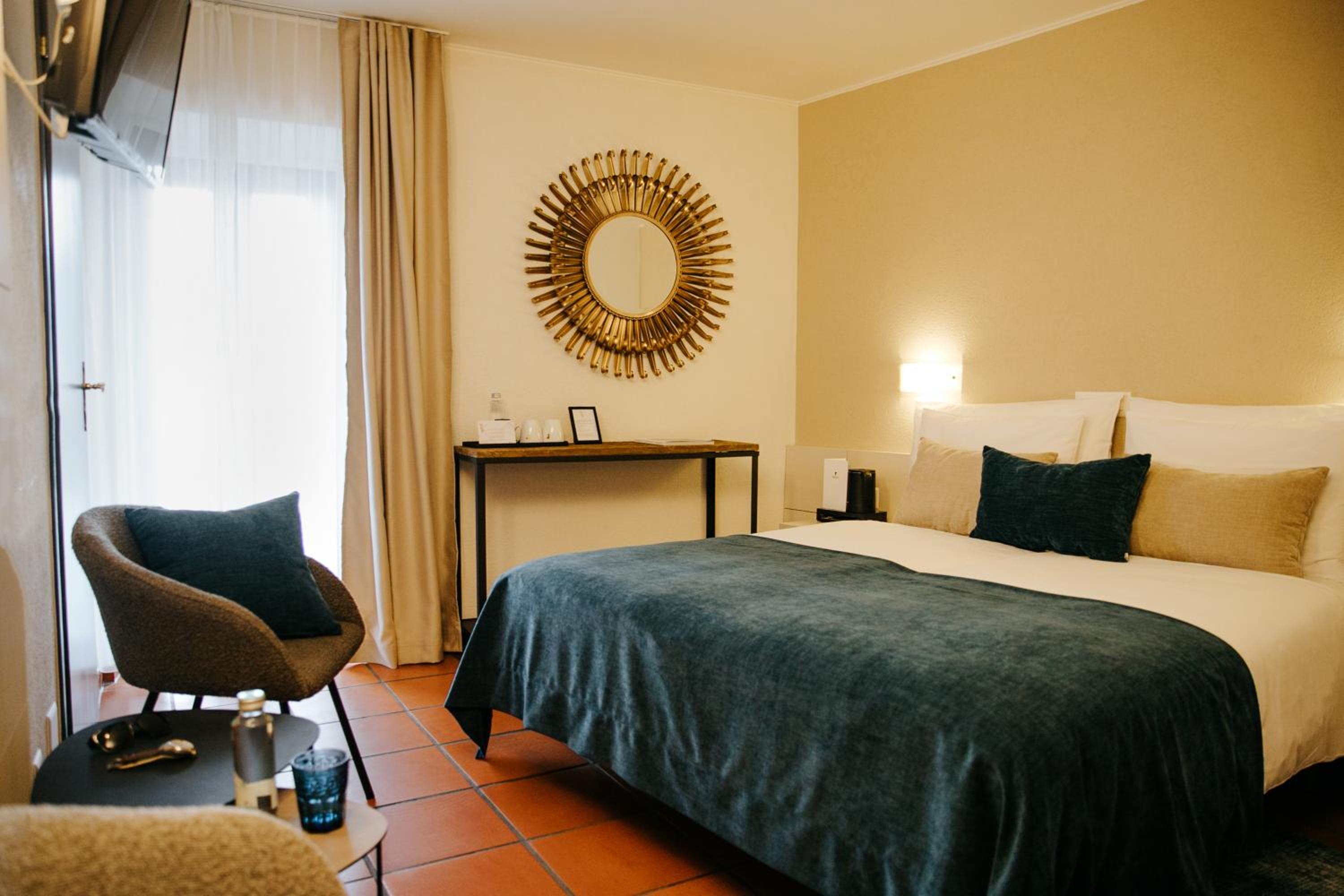 Twin Room with Lake View and Balcony - Photo 8