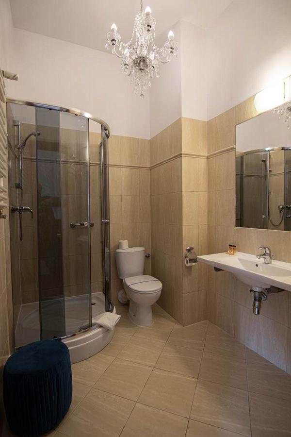 Double or Twin Room - Photo 9