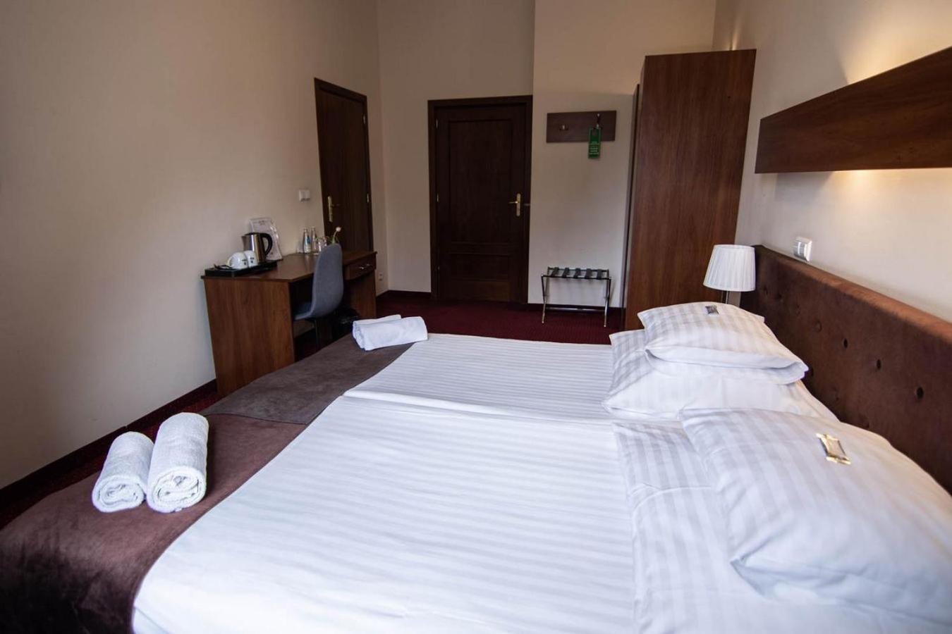 Double or Twin Room - Photo 12