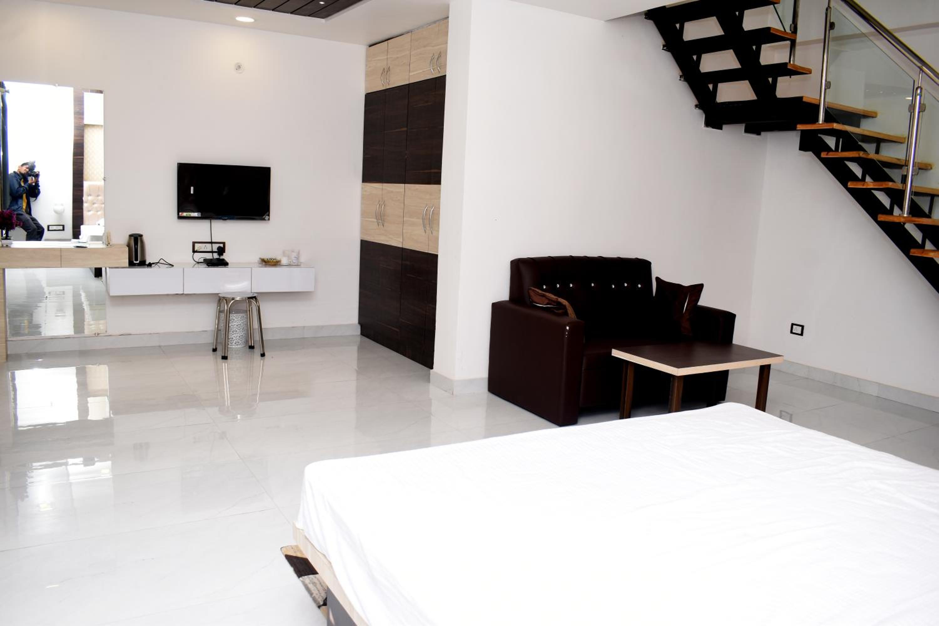 Standard King Room photo 3