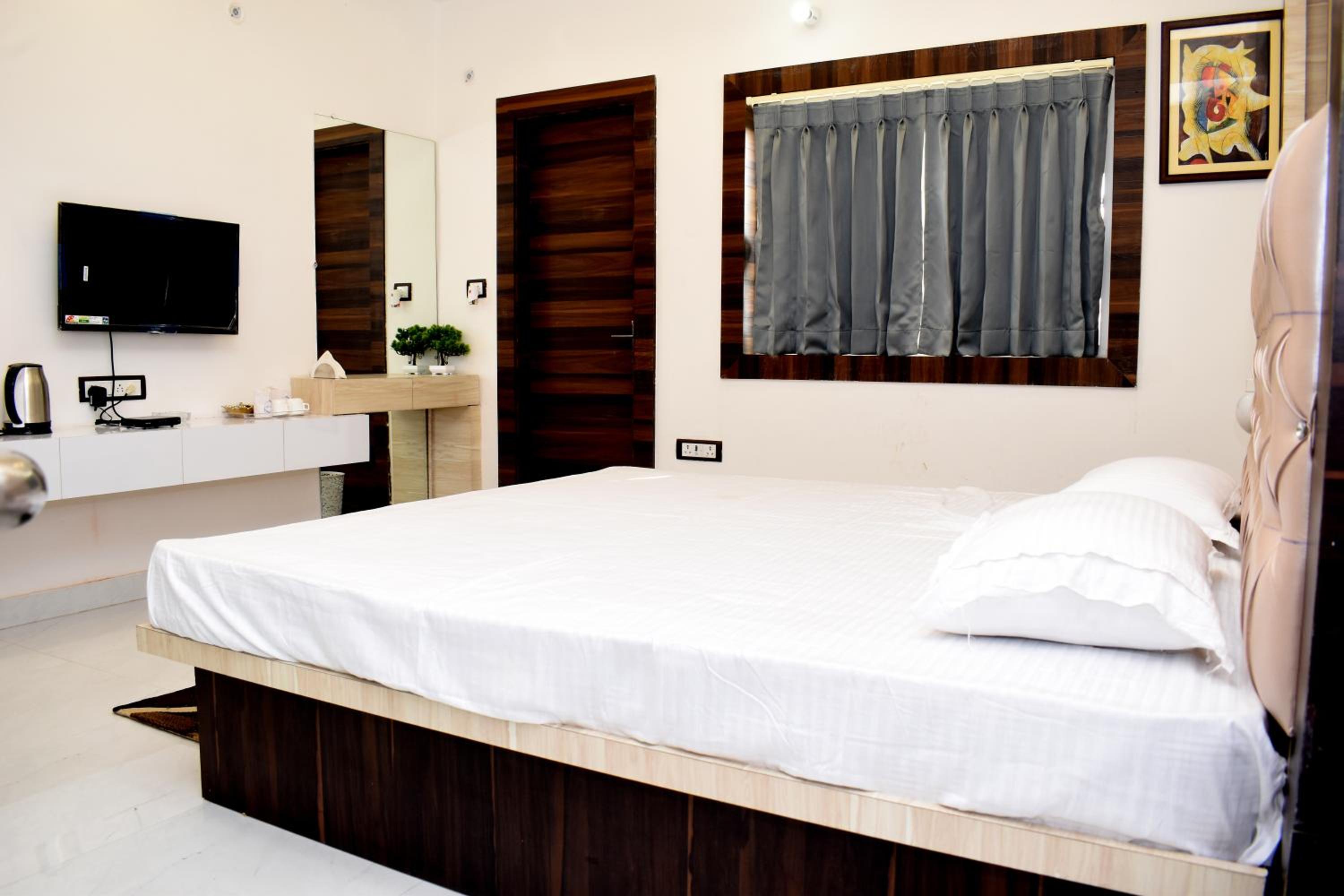 Standard King Room photo 2
