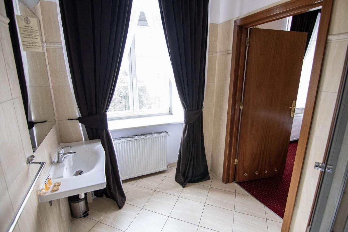 Double or Twin Room - Photo 23