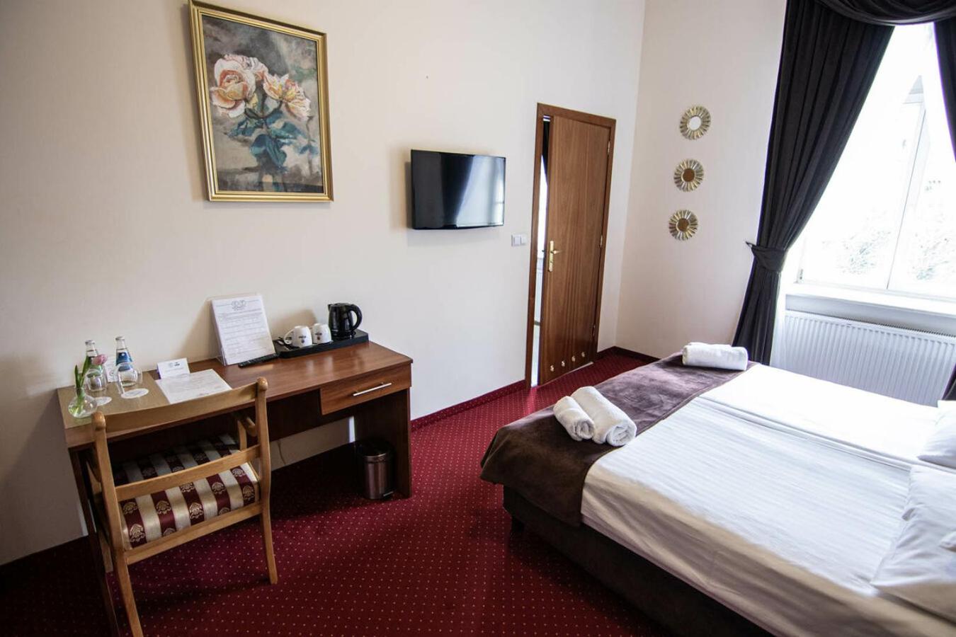 Double or Twin Room - Photo 21