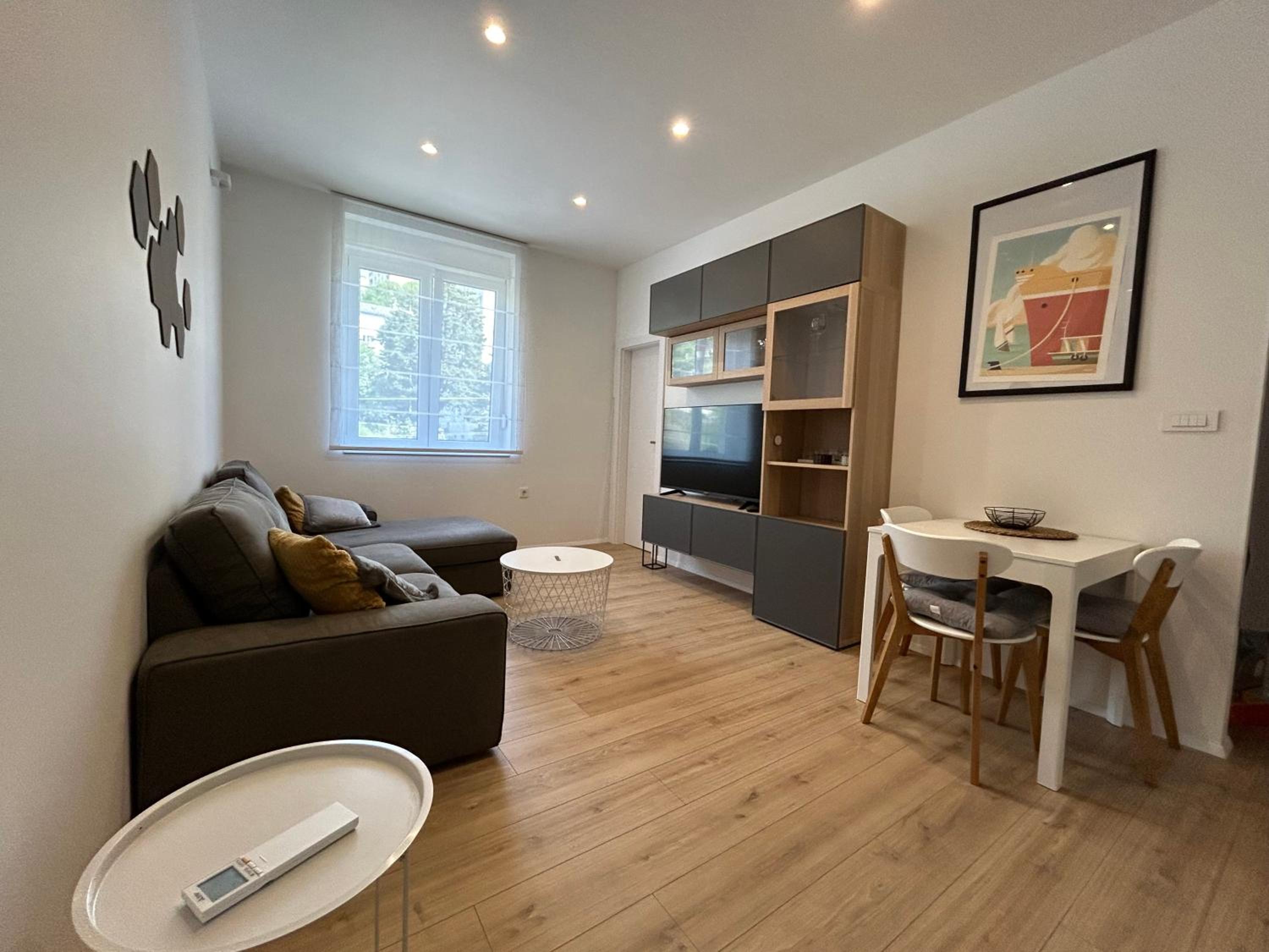 One-Bedroom Apartment photo 1